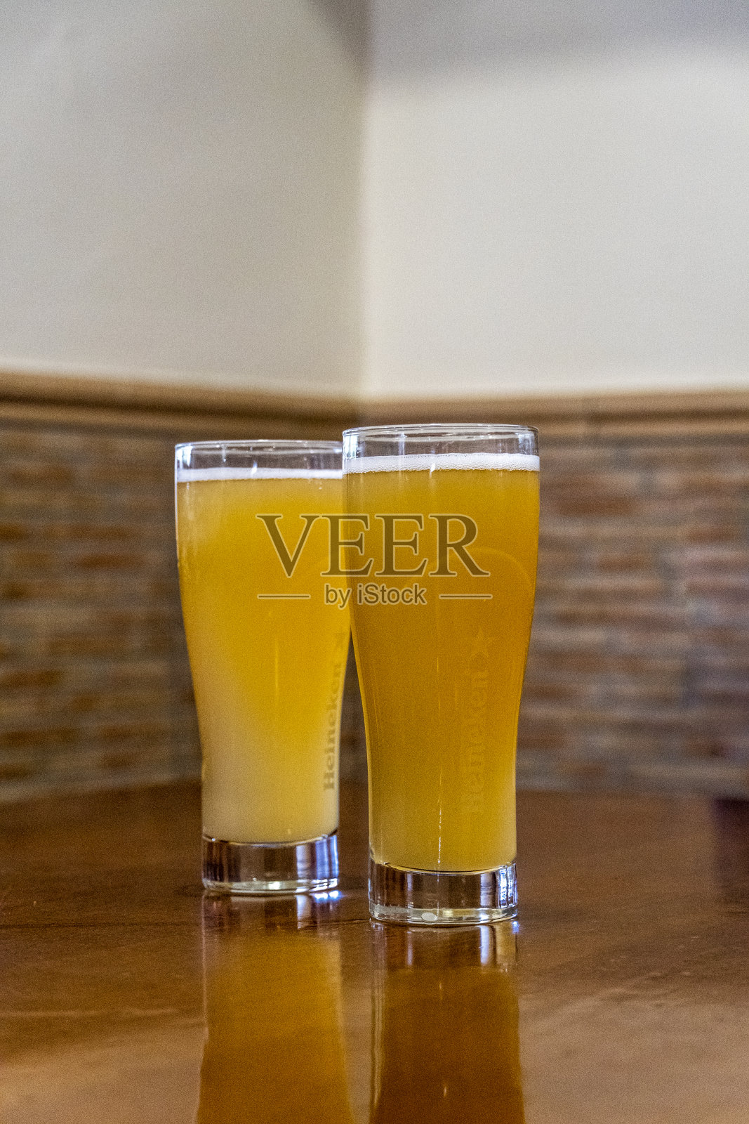 在炎热的夏天，玻璃器皿里装着啤酒。照片摄影图片