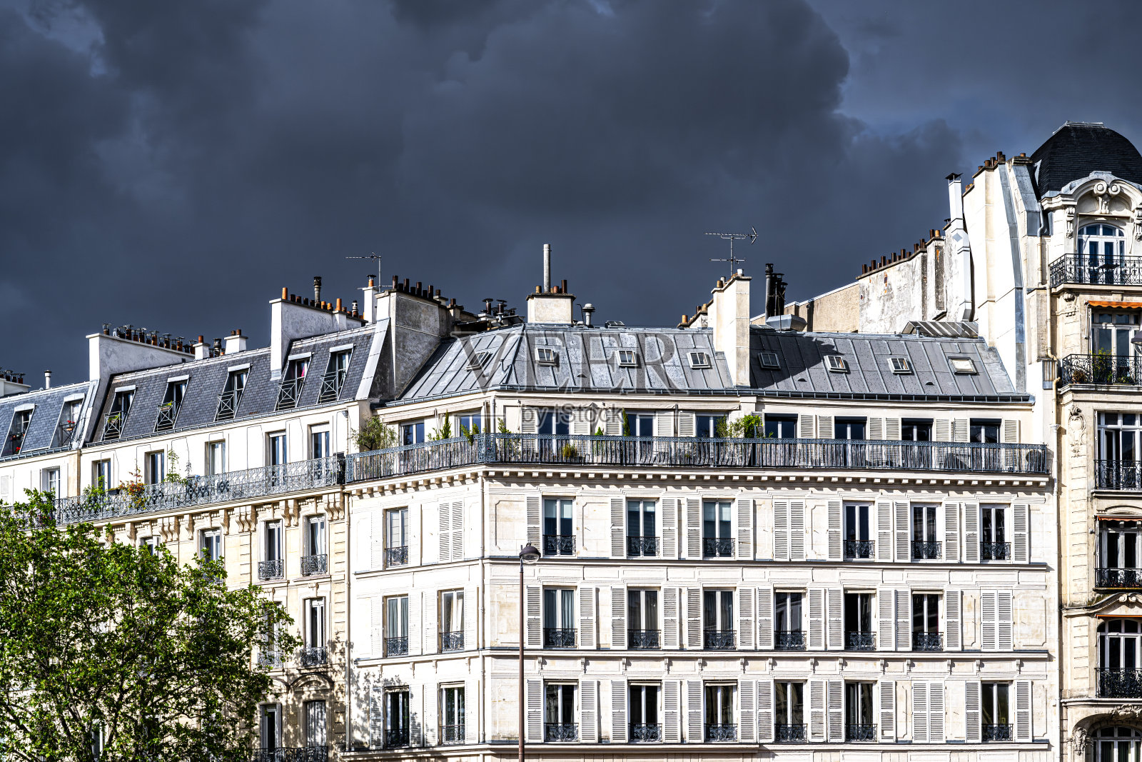 巴黎:暴风雨天空下的建筑照片摄影图片