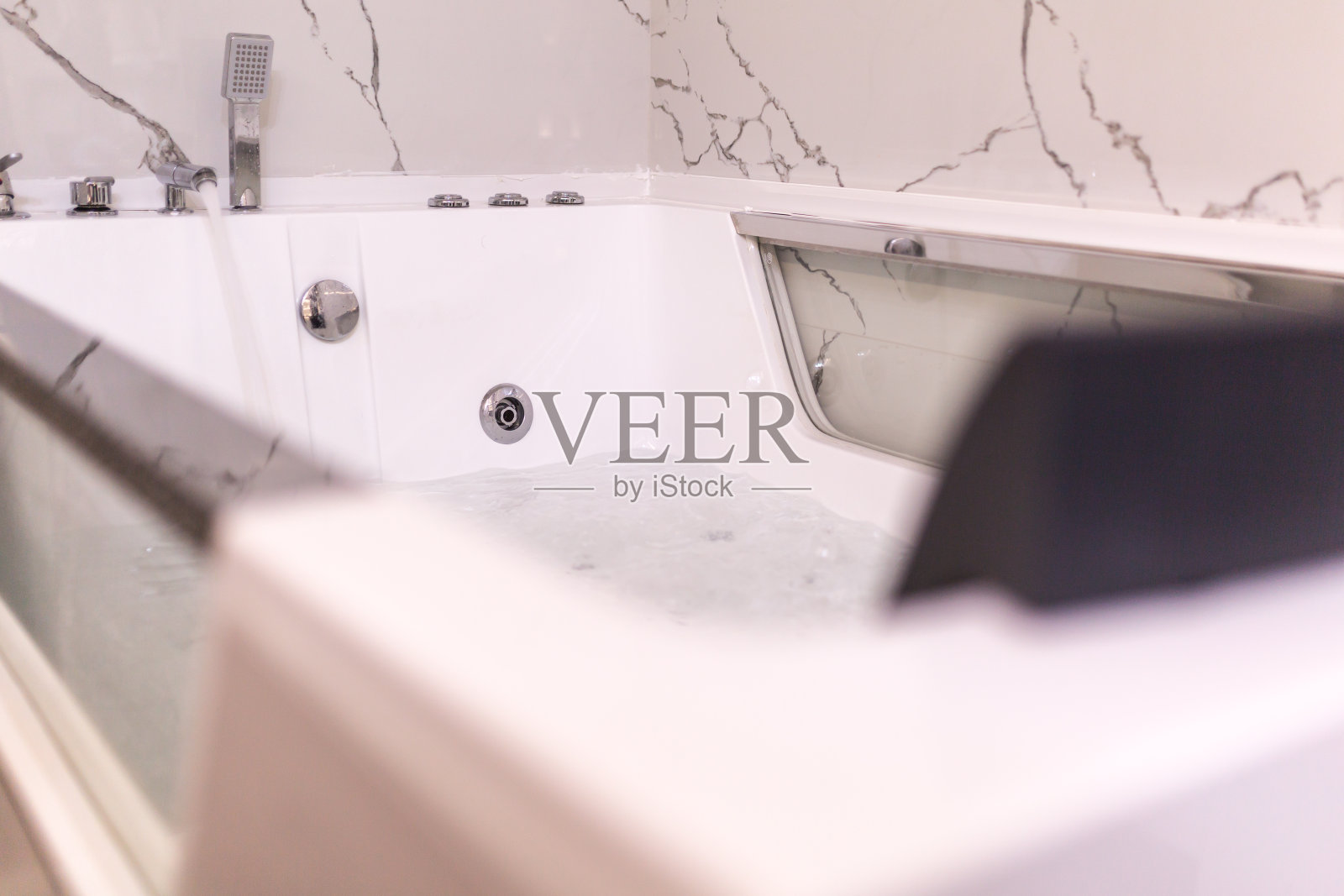 一个漂亮的现代风格的酒店浴室按摩浴缸的景色照片摄影图片