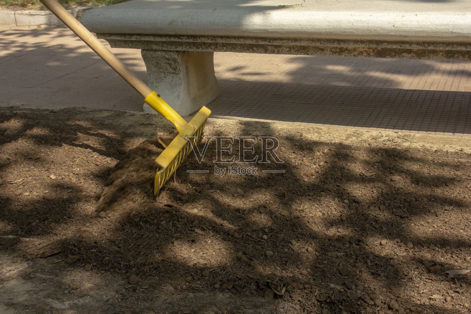 用耙子耙地照片摄影图片
