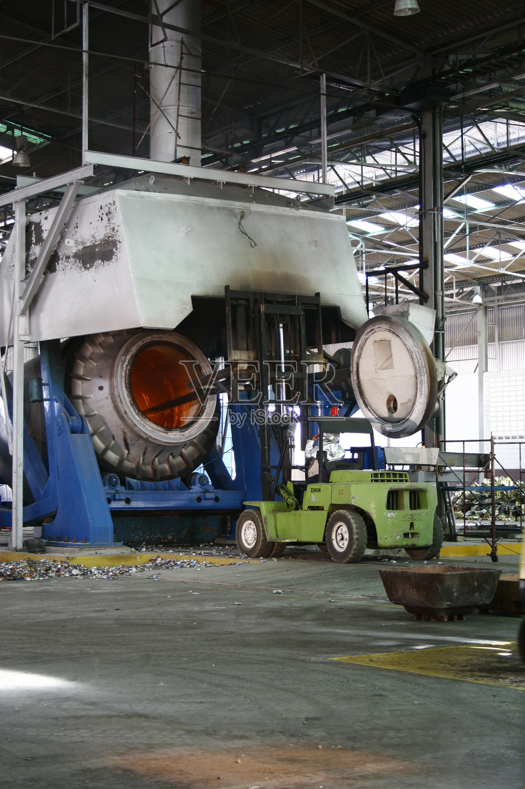 熔化铝的工业炉照片摄影图片