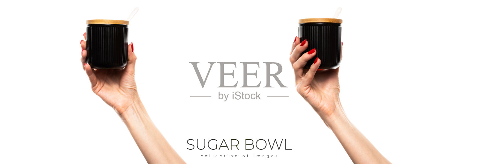 女性的手与黑糖碗孤立在白色背景照片摄影图片