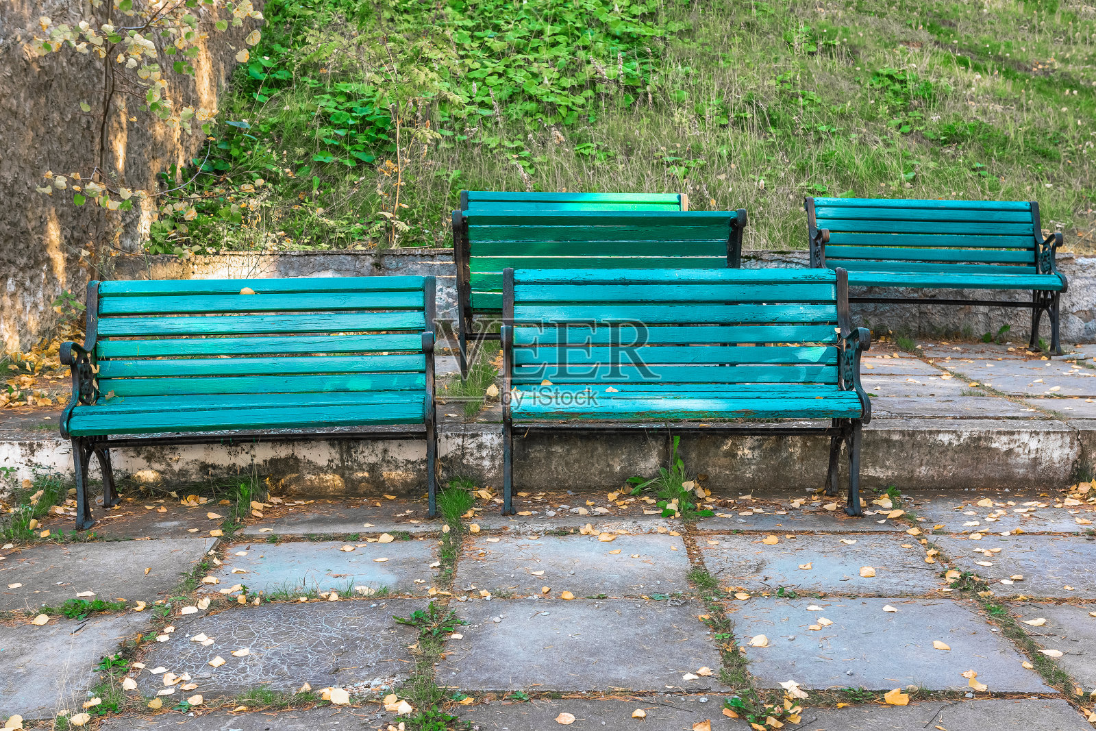 初秋的清晨，旧城公园里空荡荡的长椅。照片摄影图片