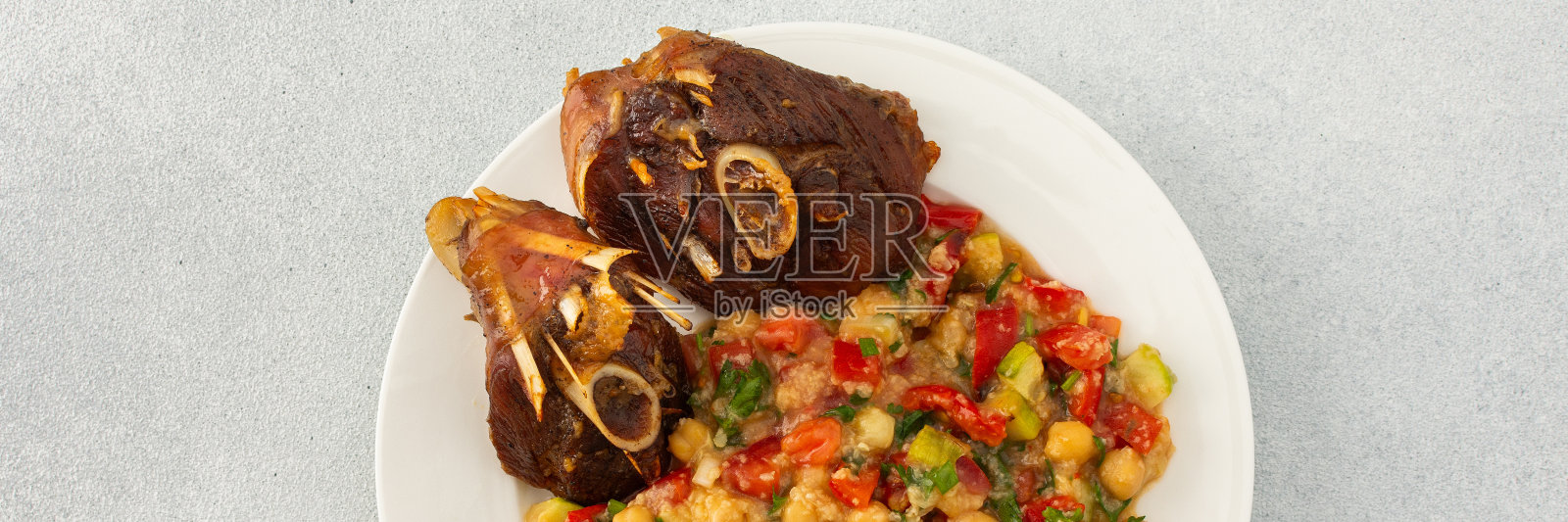 鹰嘴豆炖菜，烤火鸡和鹰嘴豆泥照片摄影图片