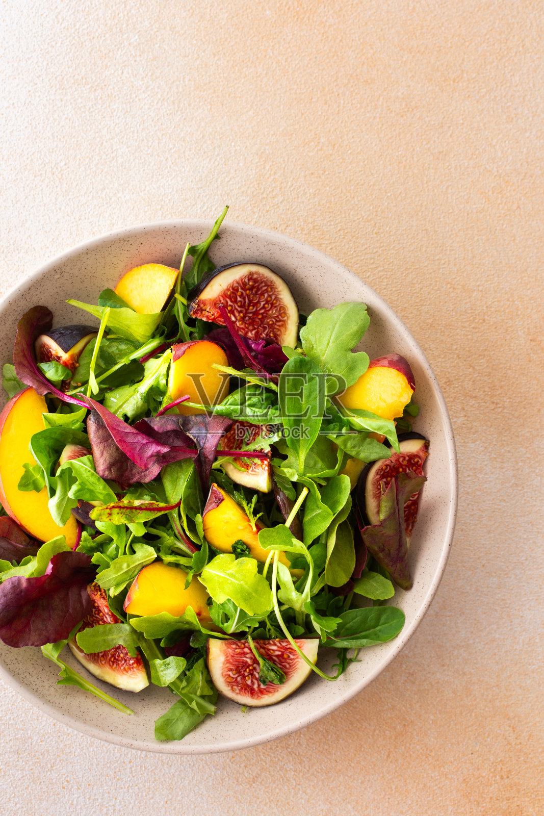 生菜、桃子和无花果混合沙拉照片摄影图片