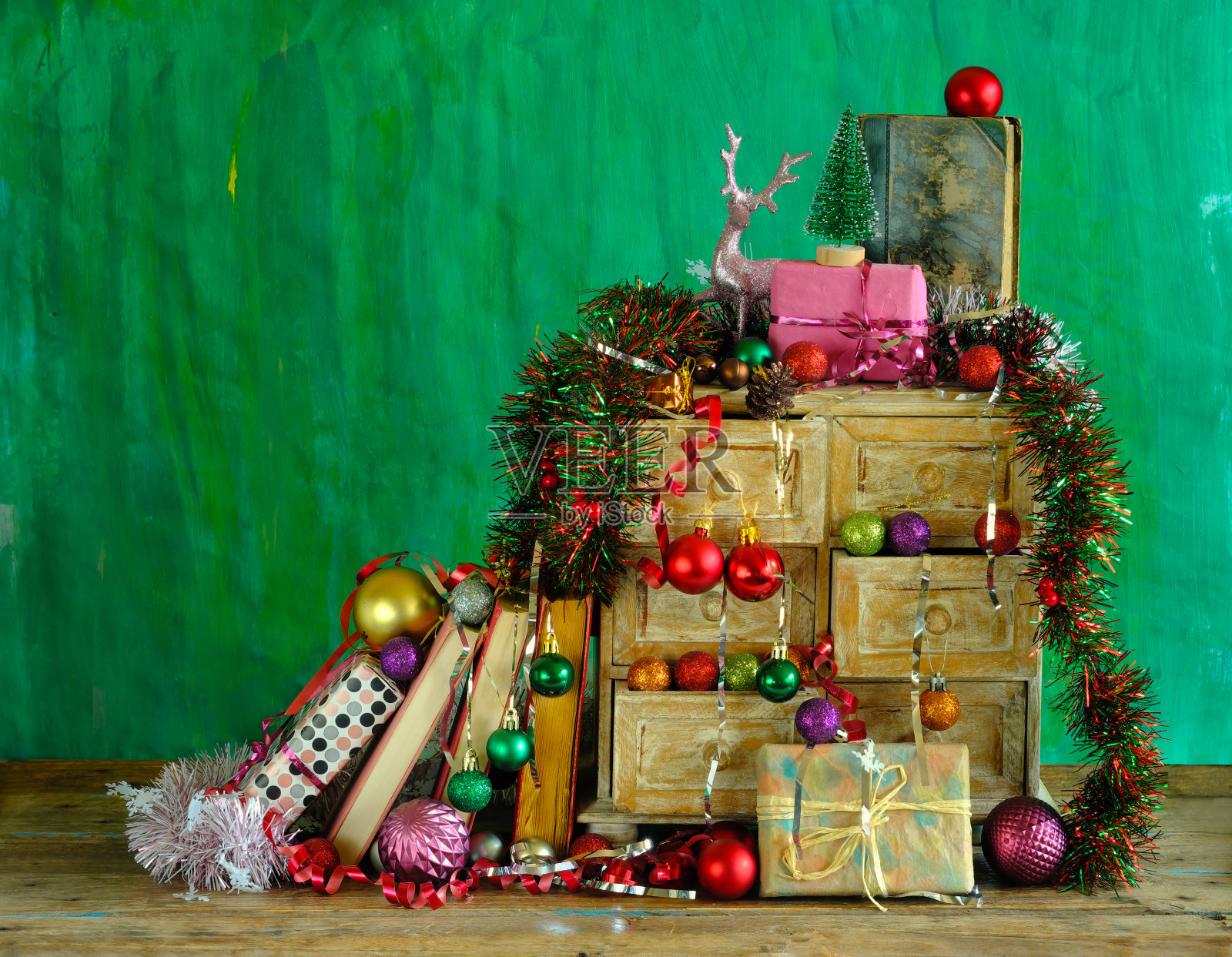 圣诞礼物书籍、圣诞赠书、阅读、文学、教育、圣诞树装饰基督教节日概念照片摄影图片