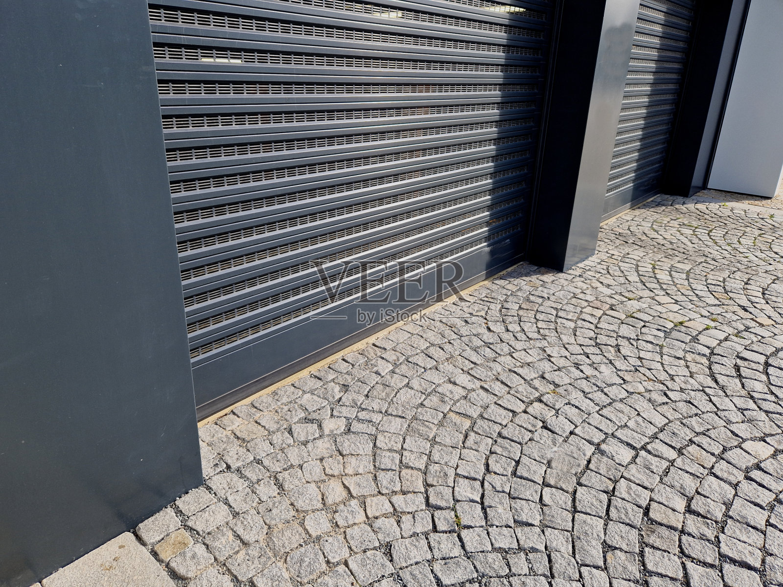 液化石油气车辆在公寓楼的车库安装了专门的通风和气体泄漏探测器。红灯照明标志离开车库，请勿进入。一个橙色的信标发出开门的信号照片摄影图片