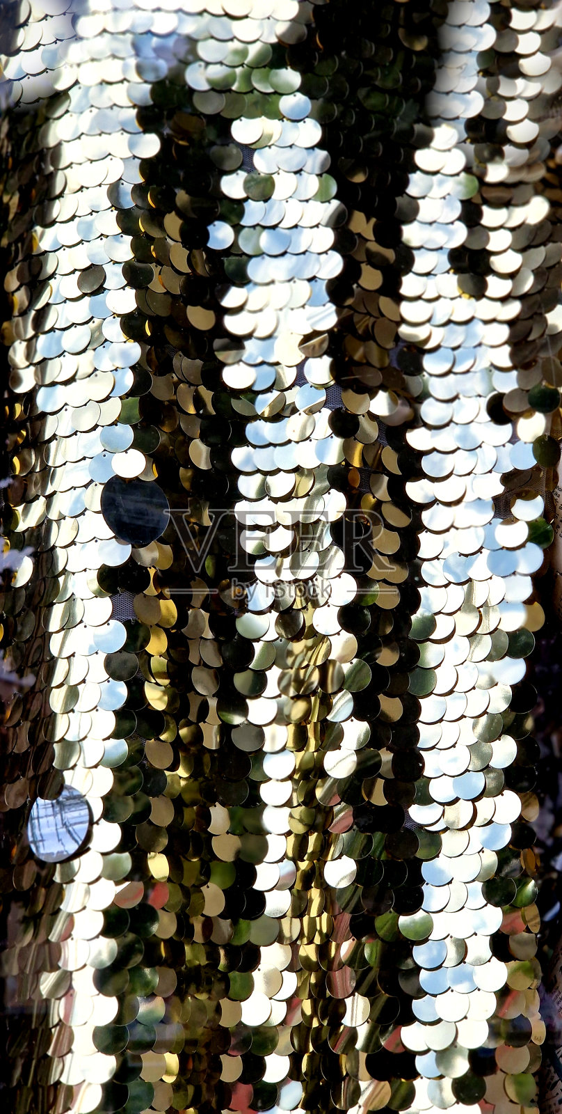 礼服上的亮片面料。像鱼鳞一样闪亮镜面的纹理。手提包或裙子的表面。口红和睫毛膏的广告横幅使用照片摄影图片