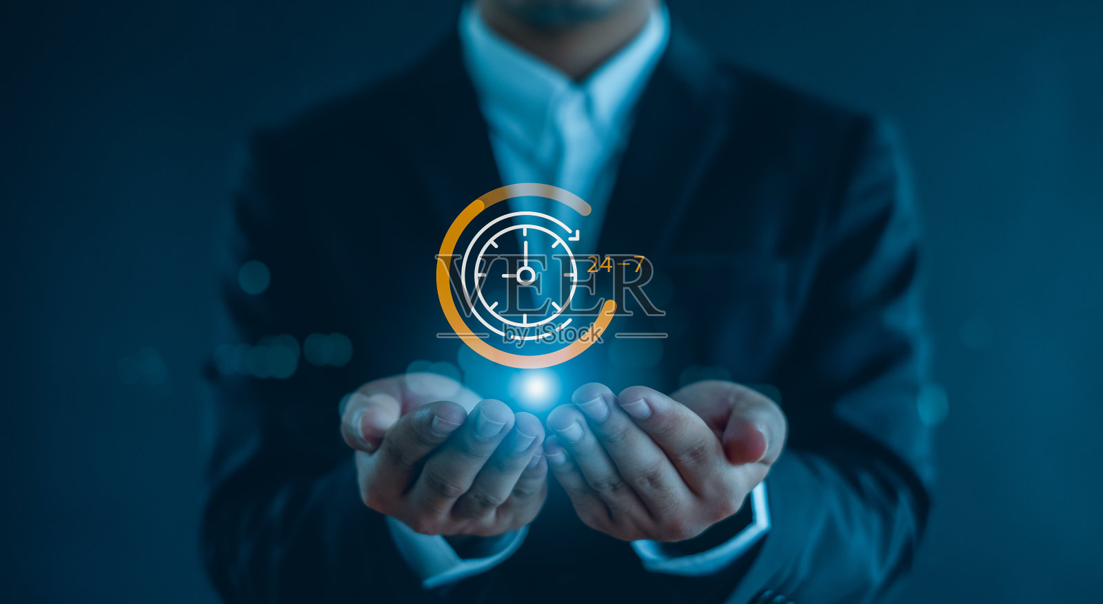 手持虚拟24-7，手上有时钟，全球不间断和全天候可用的联系服务理念。客户服务，不间断的服务理念。照片摄影图片