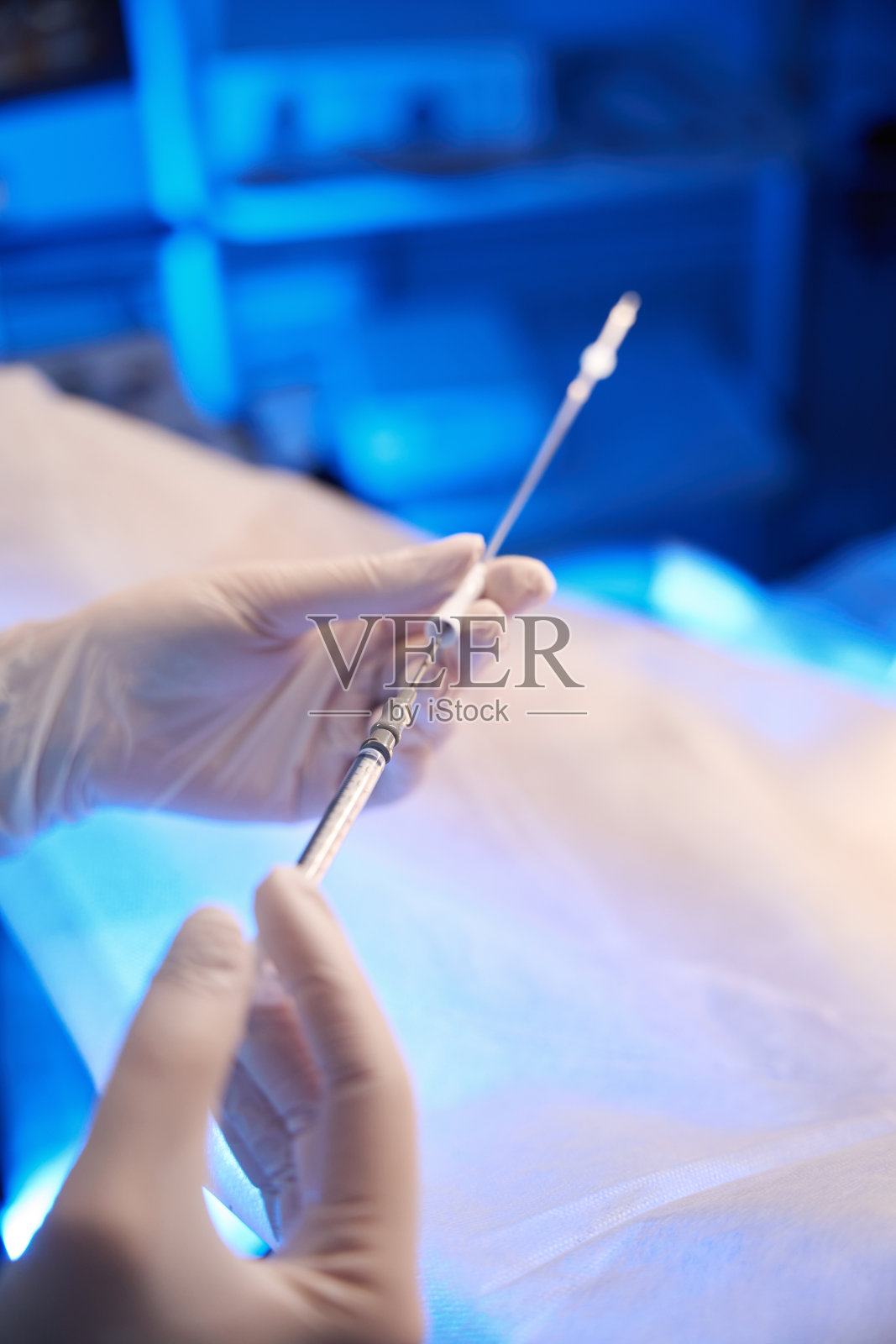 医生使用注射器进行胚胎移植的选择性焦点照片摄影图片