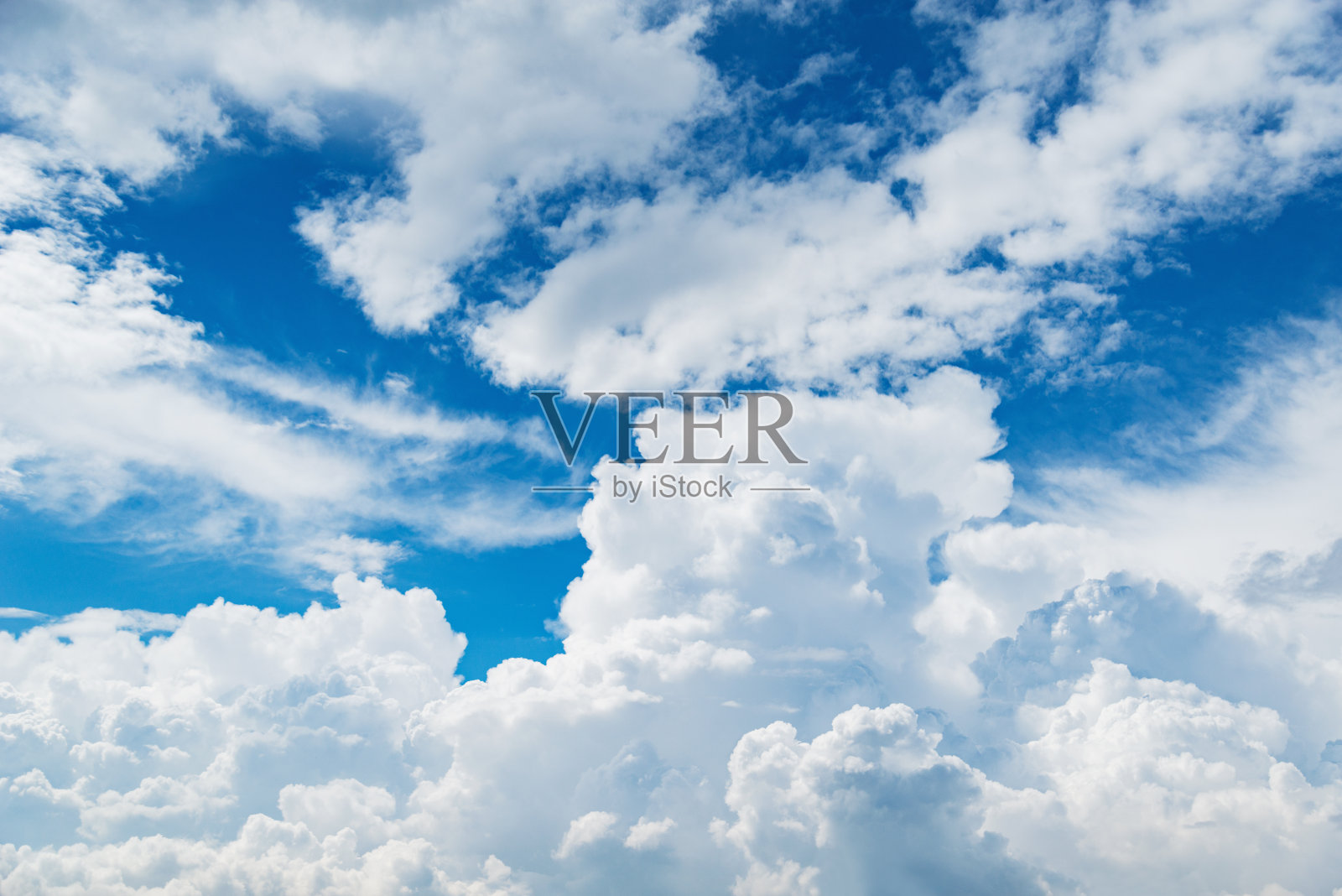 白天雨后令人惊叹的云。照片摄影图片