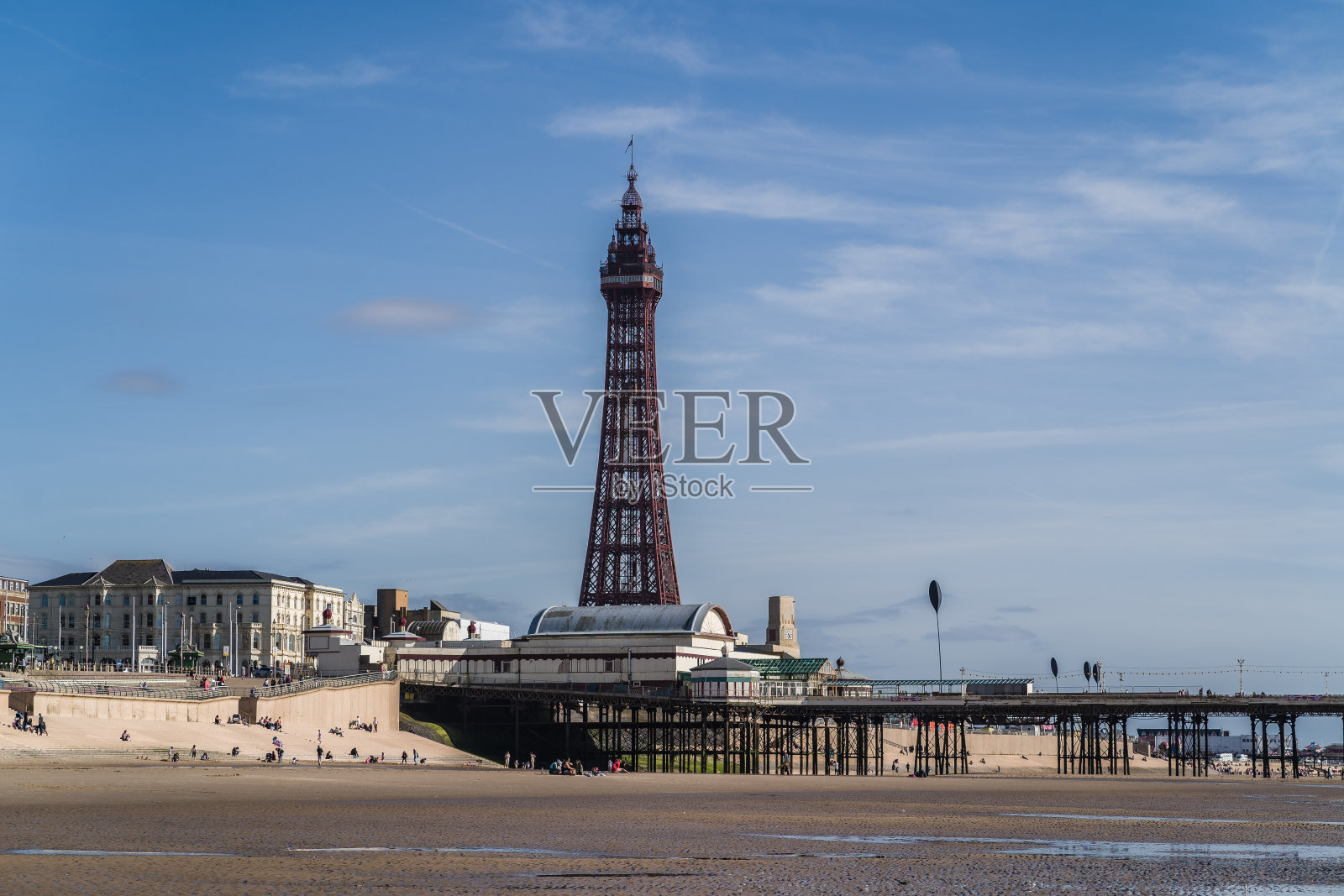 历史悠久的北码头，背景是布莱克浦塔照片摄影图片