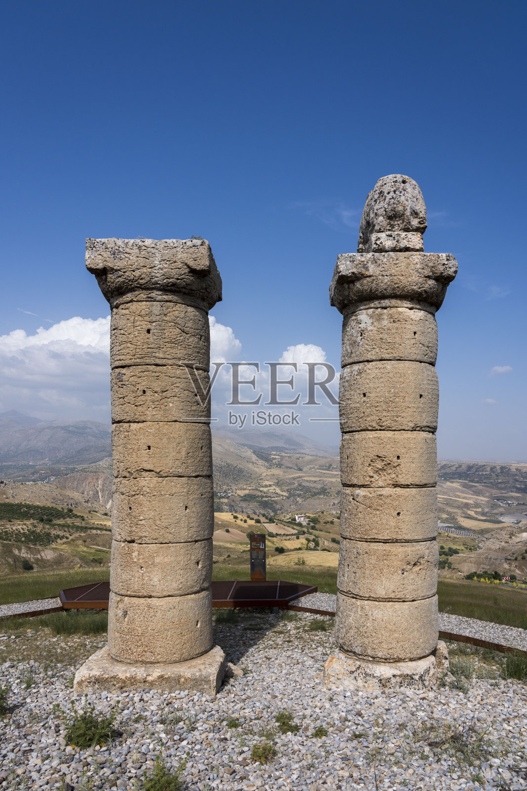 内穆鲁特山国家公园，巨大的雕像，铭文和浮雕照片摄影图片