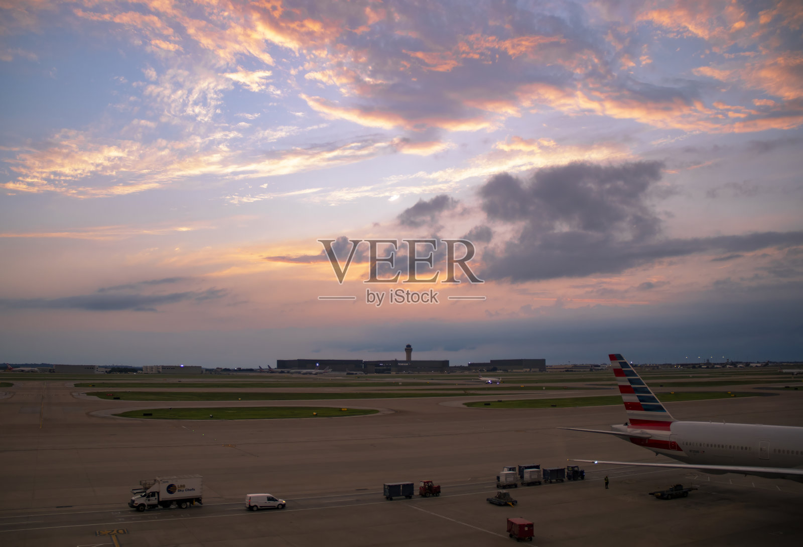 美国德克萨斯州达拉斯沃斯堡国际机场的日落照片摄影图片