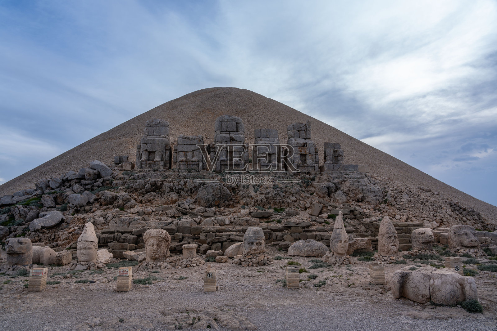 内穆鲁特山国家公园，巨大的雕像，铭文和浮雕照片摄影图片