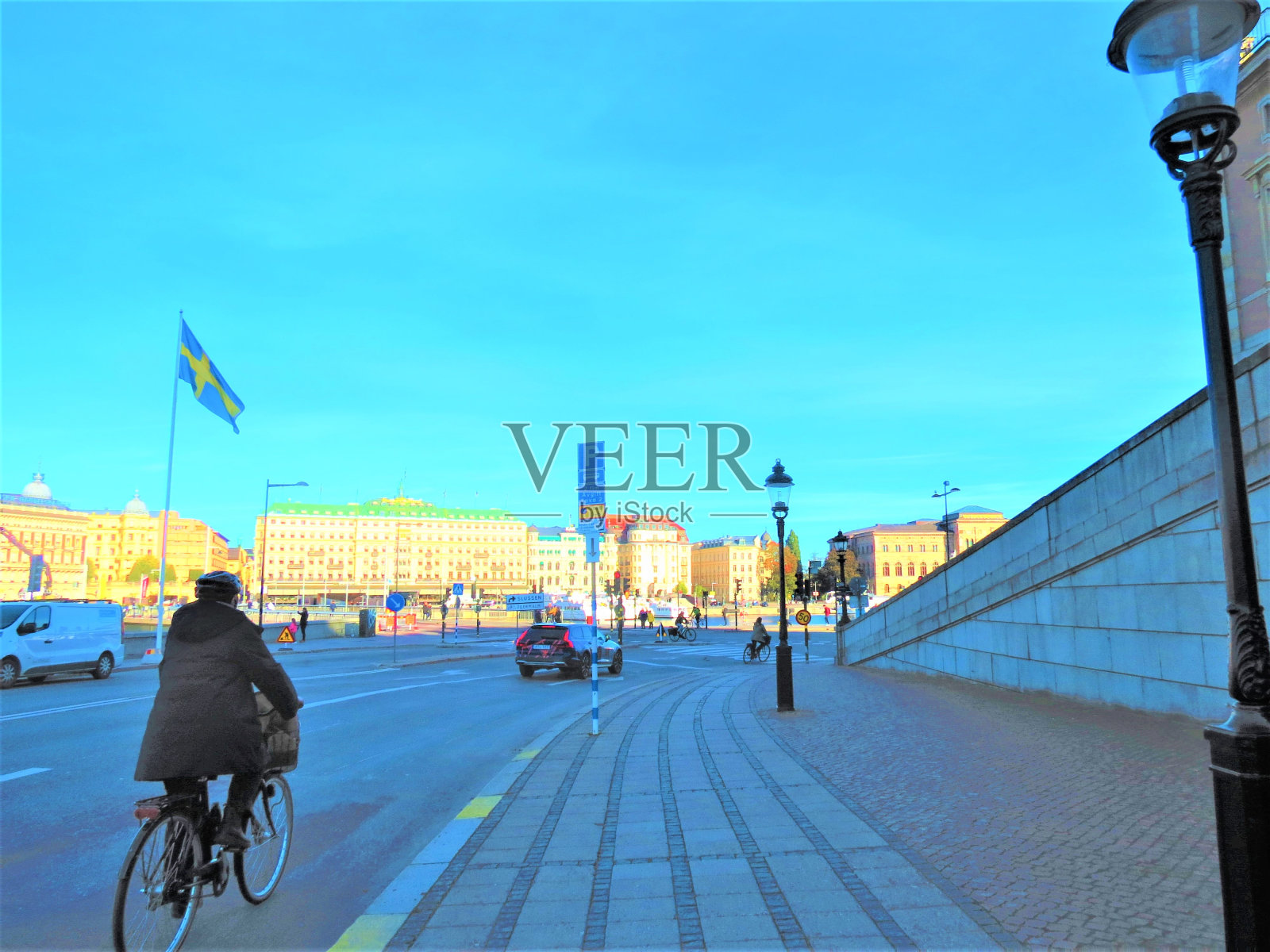 人们和汽车在首都的道路上。照片摄影图片