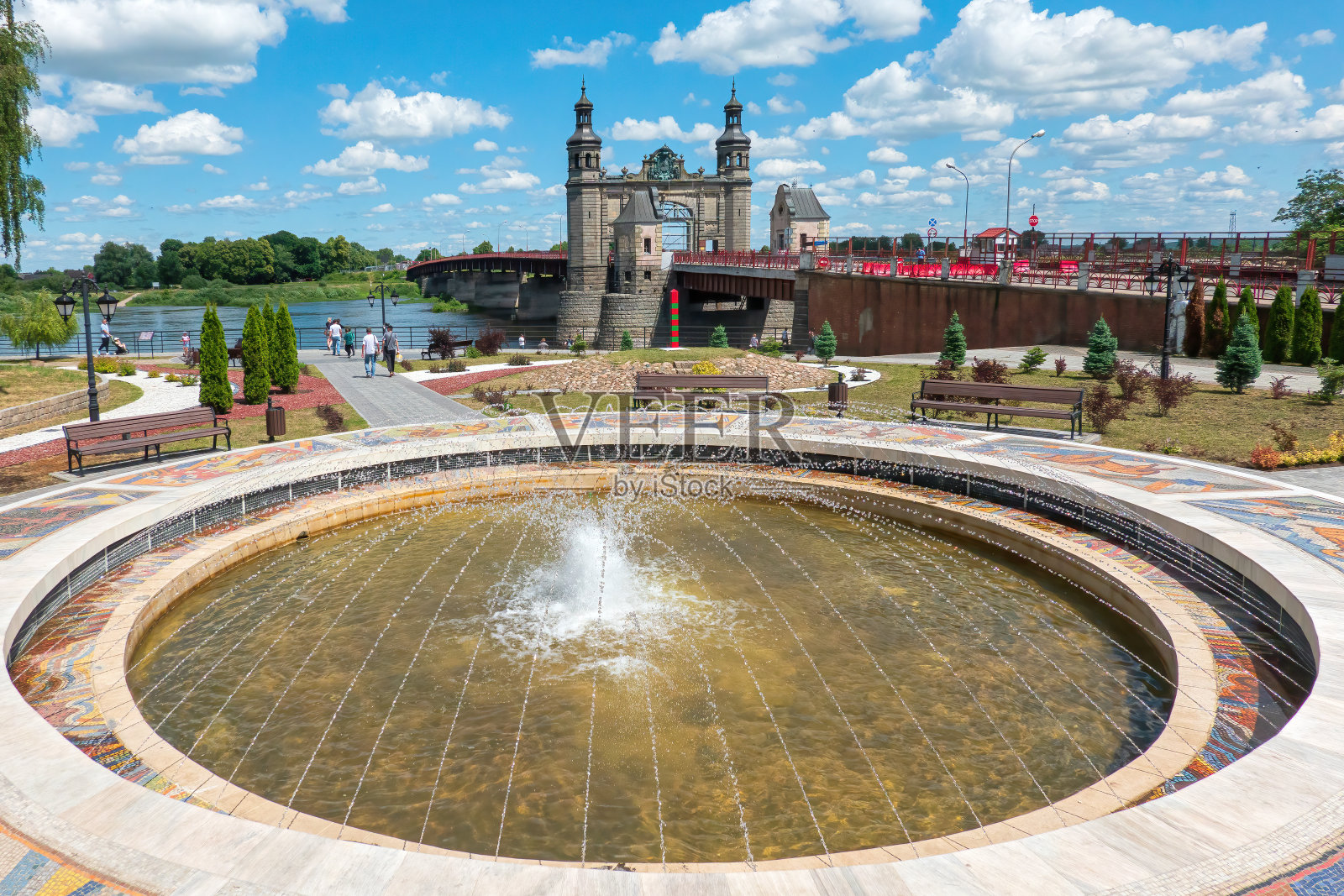 加里宁格勒地区索韦茨克市内曼河堤和露易丝皇后大桥的景色。前景有一个大喷泉。照片摄影图片