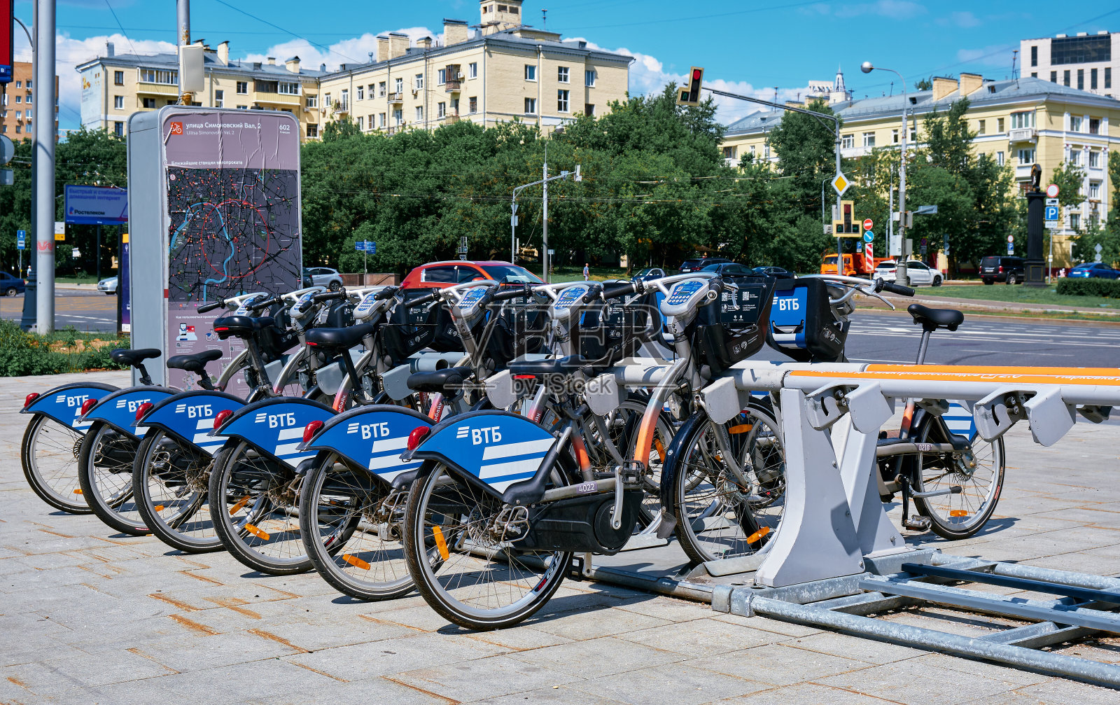 租赁自行车停放在城市街道上，环保公共交通照片摄影图片