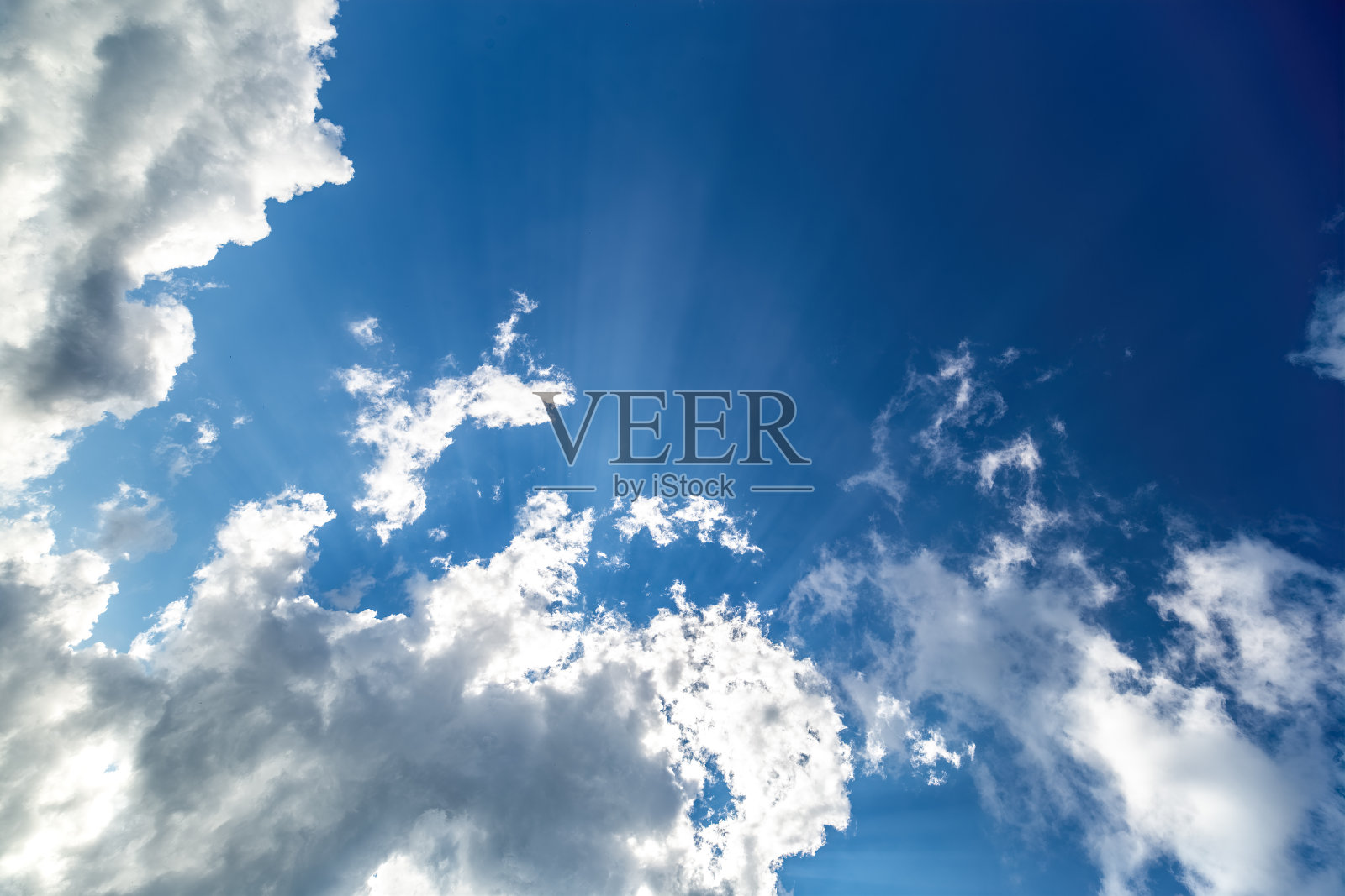 阳光从云下照出来照片摄影图片