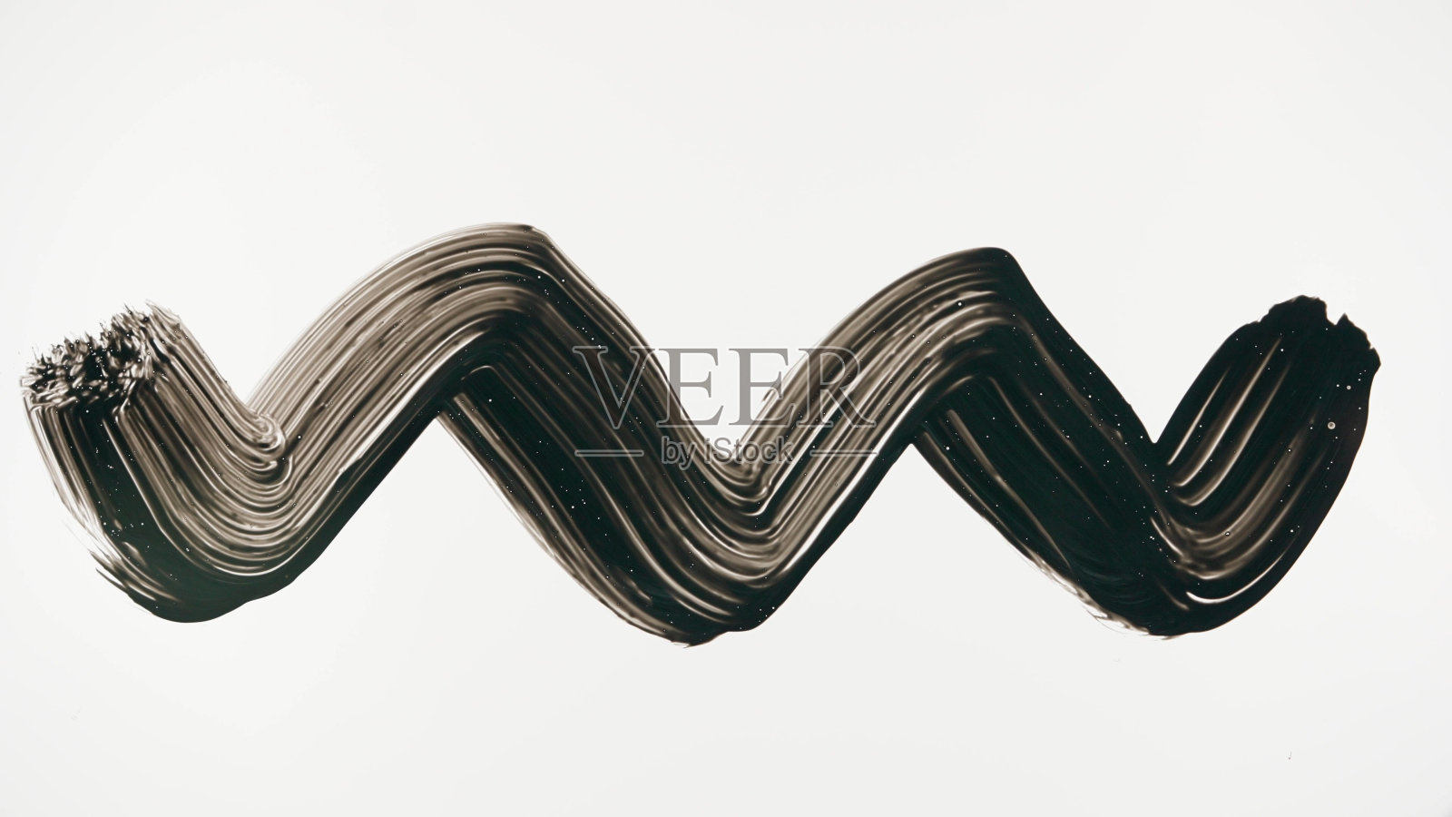 玻璃表面出现黑漆条纹。在白色孤立的背景上用黑色丙烯酸颜料绘制。单色艺术绘画，极简主义照片摄影图片