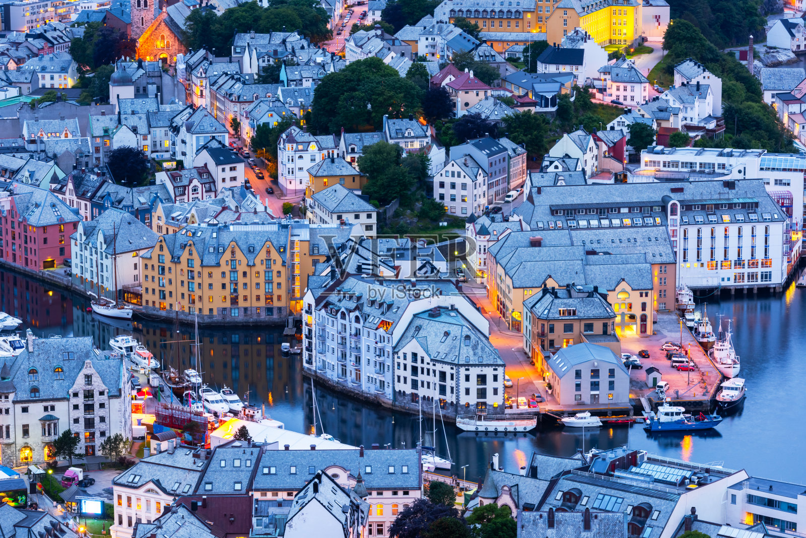 挪威港口城市奥勒松的夜晚照片摄影图片