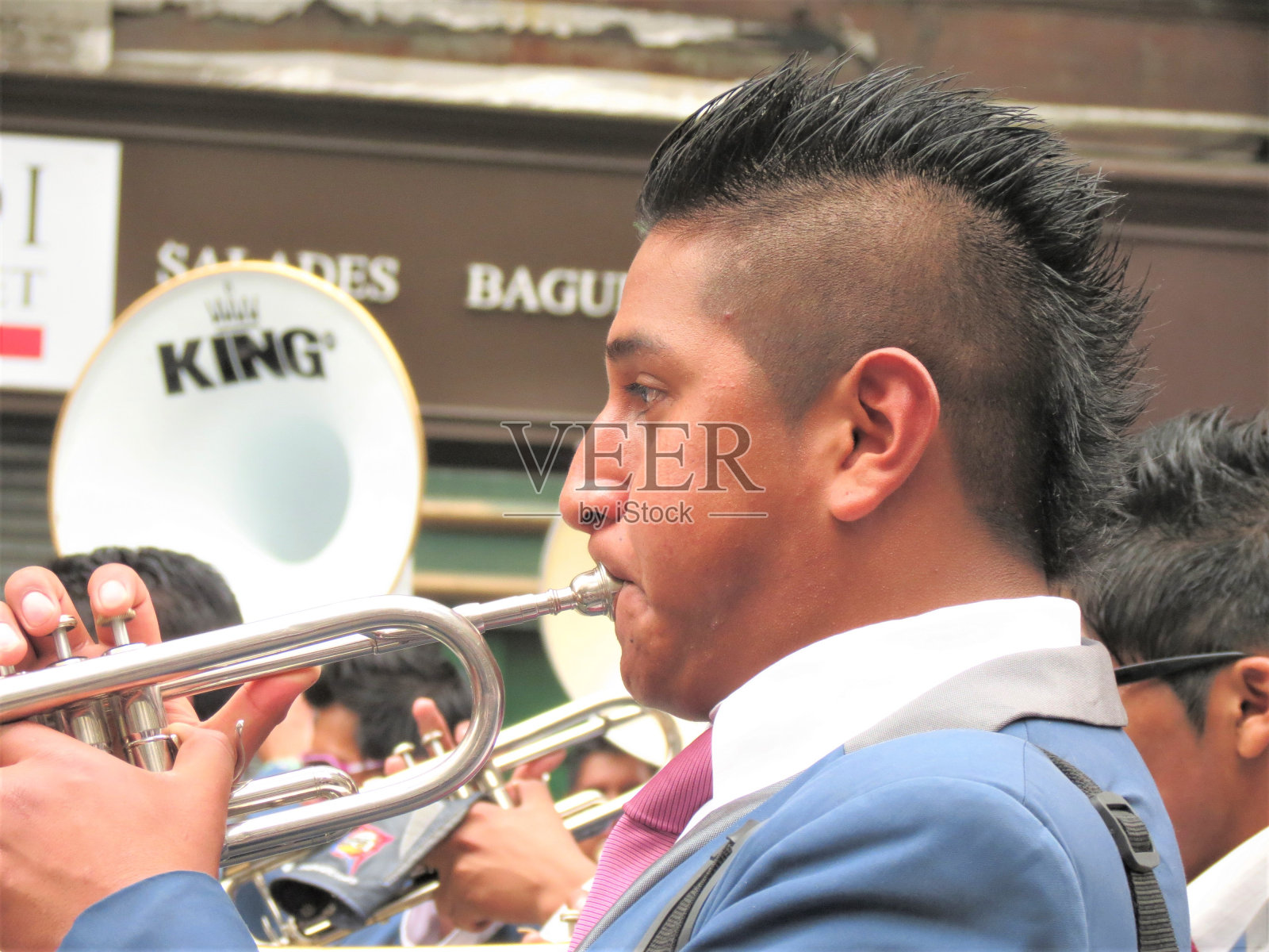 玻利维亚狂欢节游行中的音乐家：部落仪式般的欢乐照片摄影图片