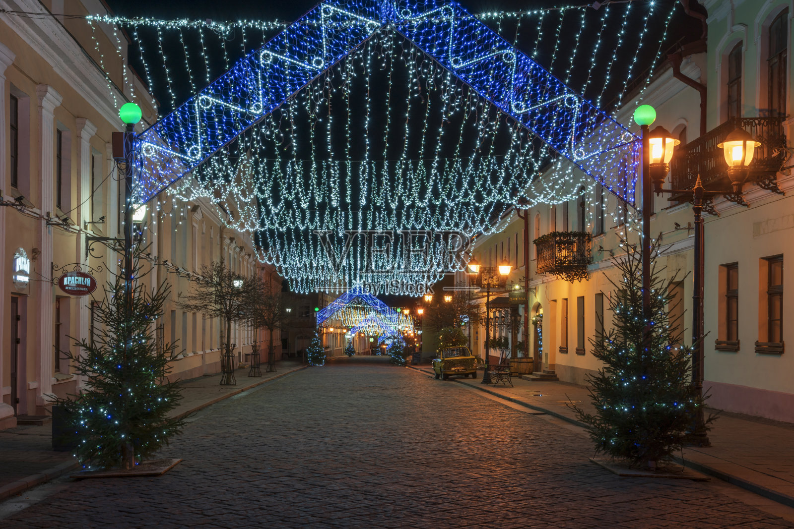 新年装饰中的城市历史中心的主要旅游步行街，白俄罗斯格罗德诺照片摄影图片