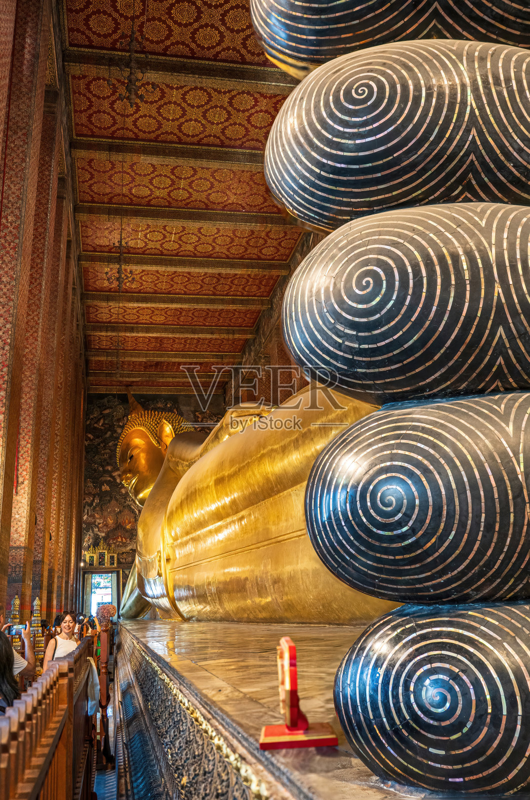 一个巨大的卧佛照片摄影图片