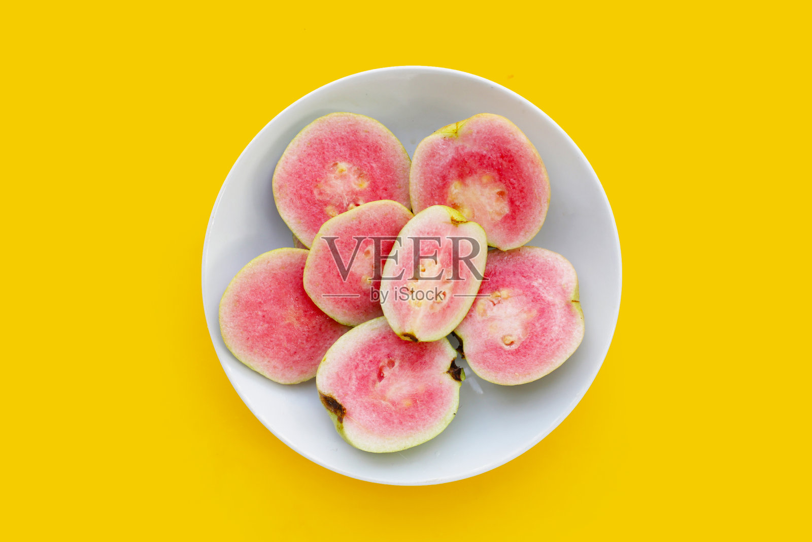 白色背景上的新鲜粉红番石榴。照片摄影图片