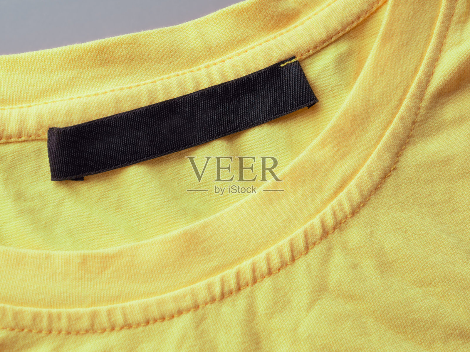 黄色t恤与空白标签标志标签特写照片摄影图片