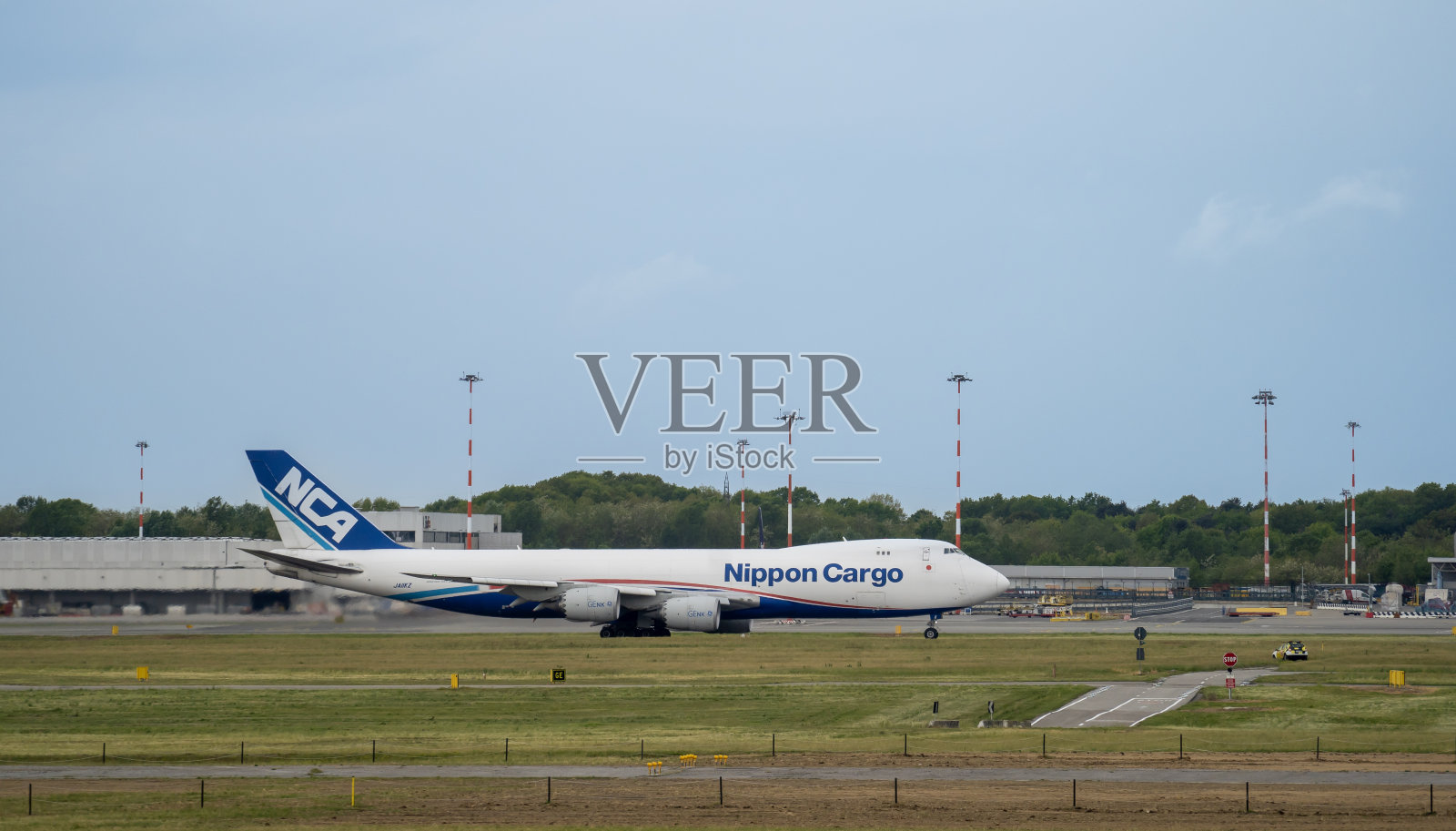 NCA日本货运航空公司的波音747正在MXP米兰马尔彭萨国际机场滑行照片摄影图片