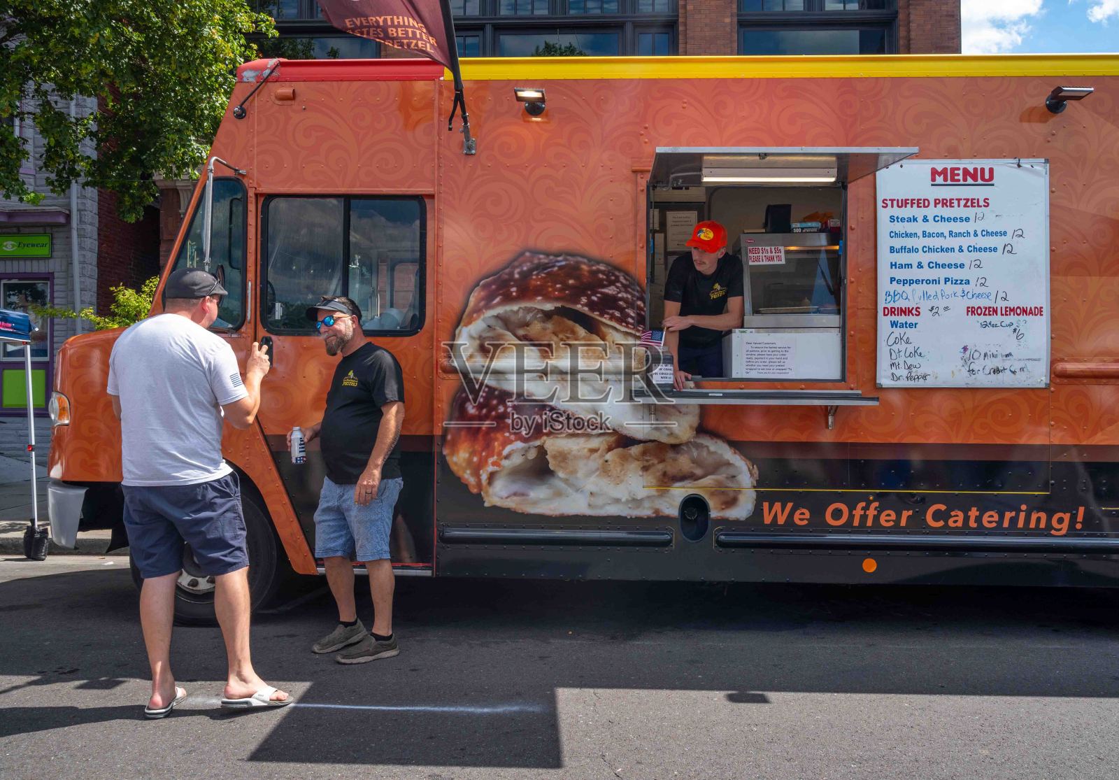 宾州艺术博览会附近街道上的椒盐卷饼餐车照片摄影图片