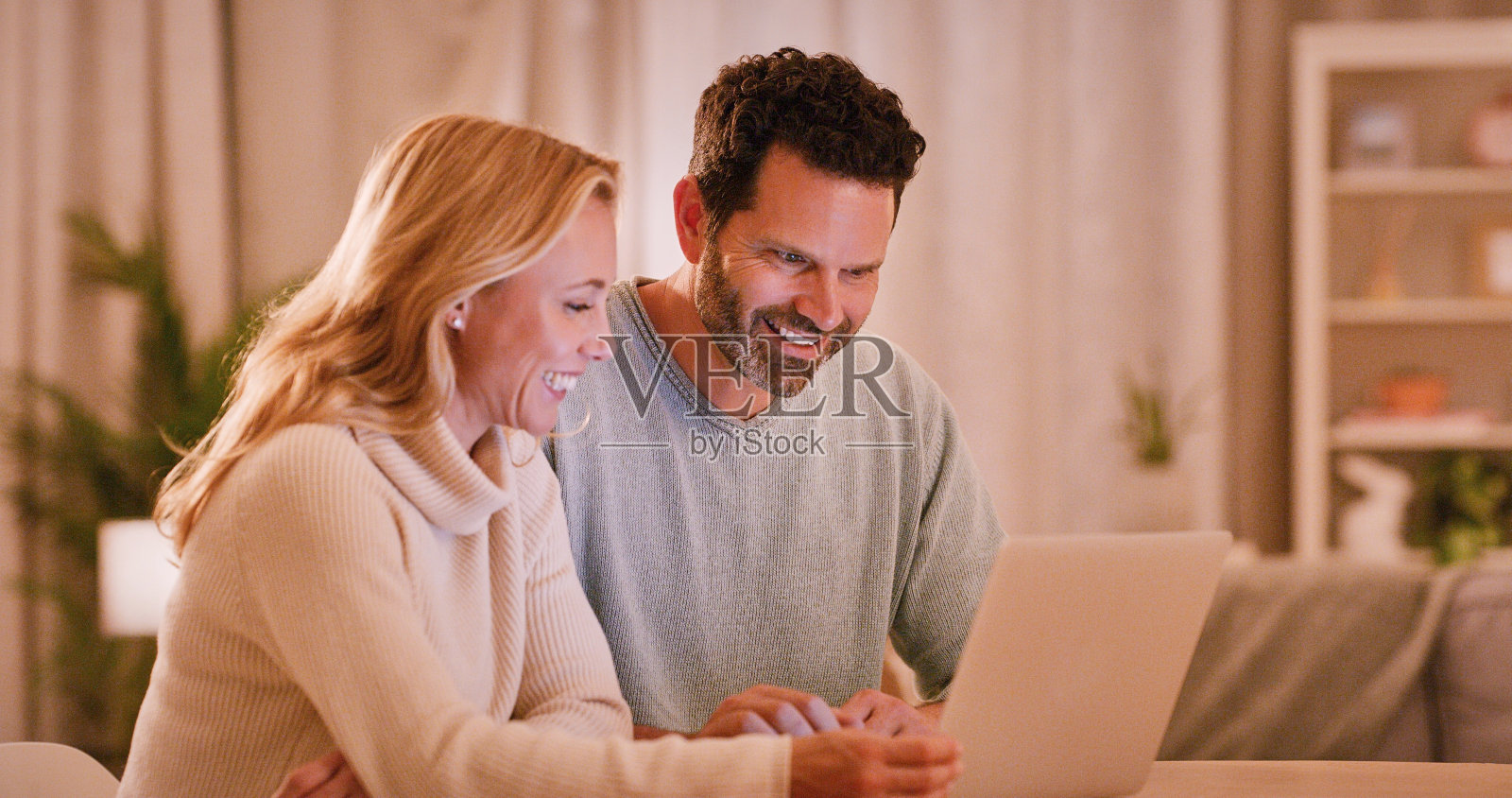 夫妇，人和笔记本电脑在家庭客厅，搜索和网上购物与电子商务在休息室一起。网站，浏览和连接在家里，互联网和爱情关系或流媒体照片摄影图片