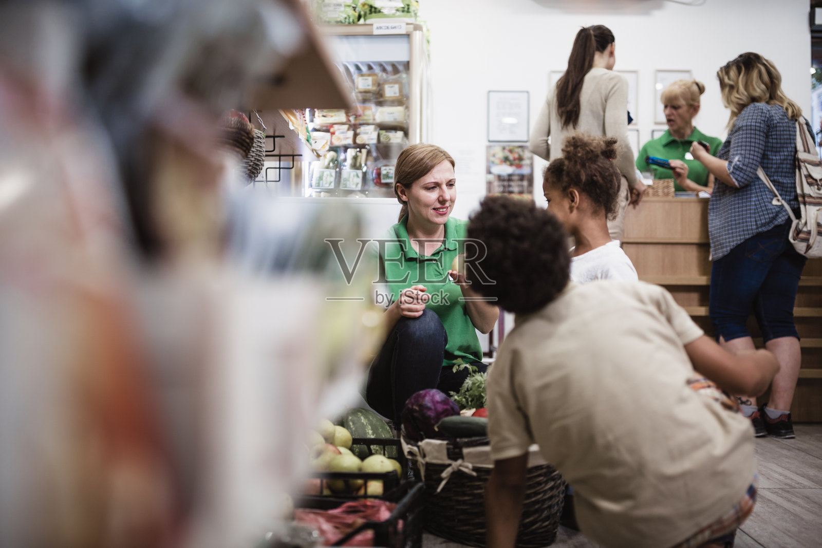 早市的杂货店购物互动照片摄影图片