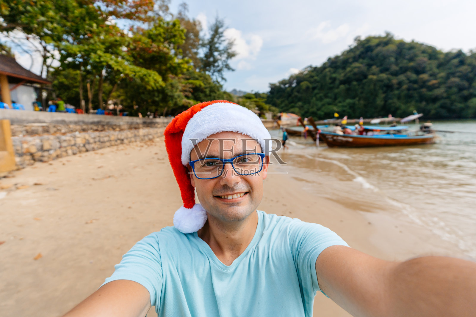 一名中年男子在泰国奥南海滩庆祝新年时自拍照片摄影图片