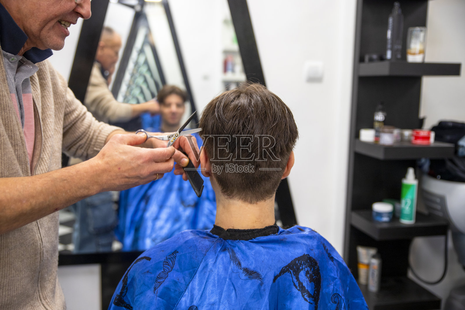 在理发店理发的年轻人照片摄影图片