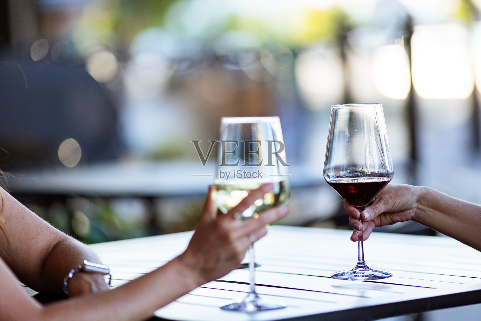 在酿酒厂品尝葡萄酒和美好相伴照片摄影图片