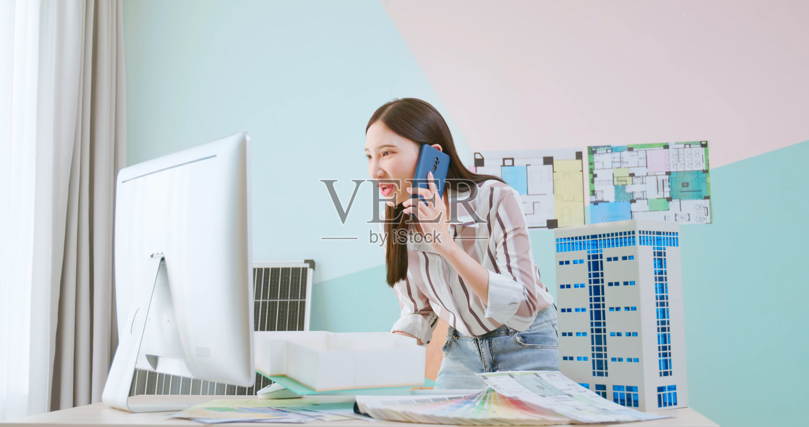 室内设计师与客户讨论照片摄影图片