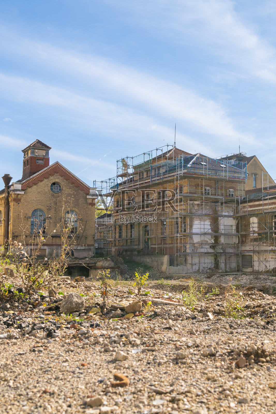 奥托地区-旧工厂砖房破旧脚手架工地失地照片摄影图片