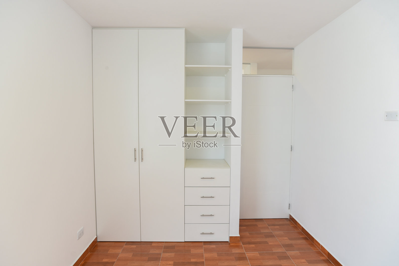 带内置壁橱的公寓房间照片摄影图片