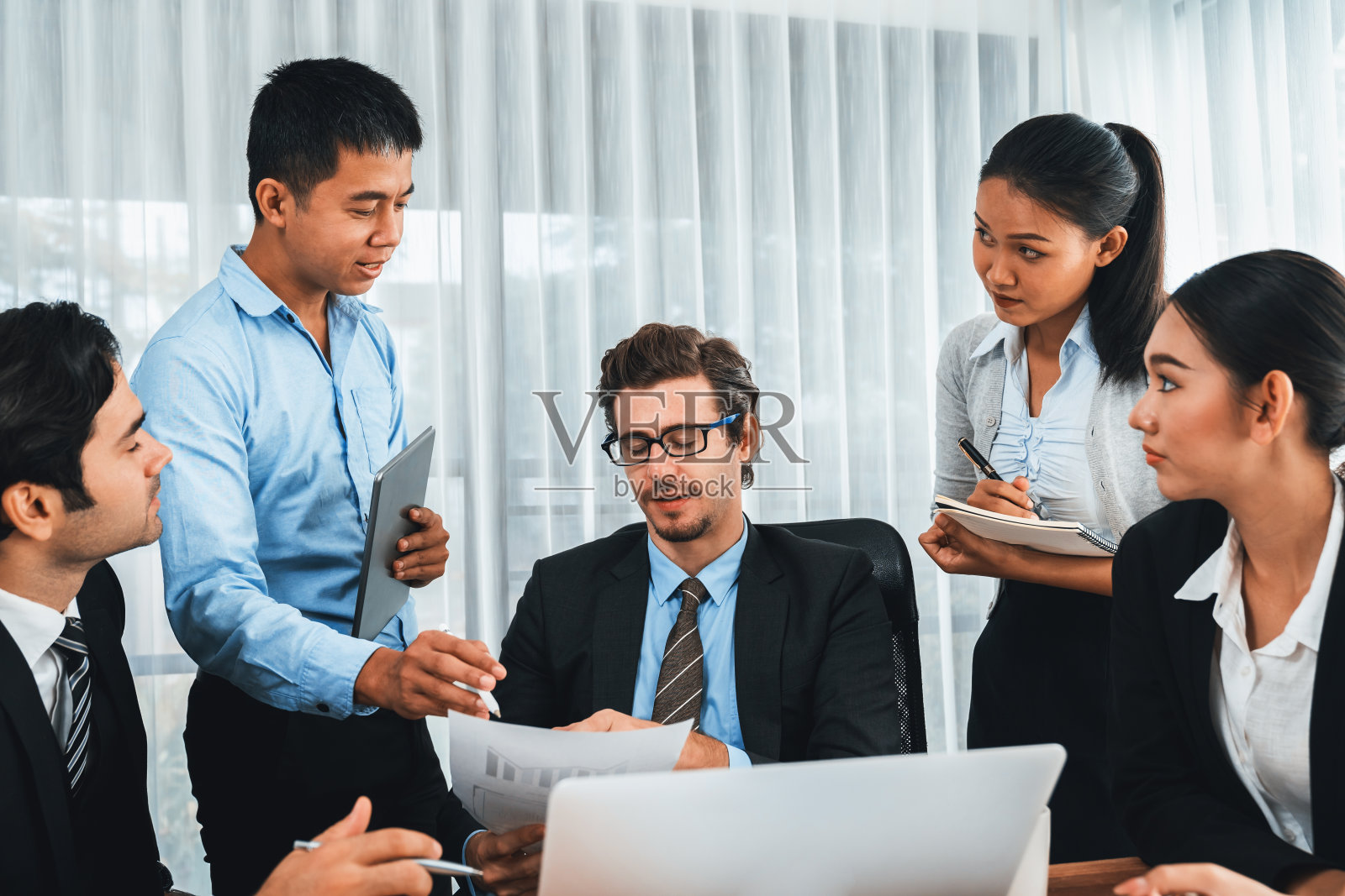 不同的商务人士讨论业务。服装照片摄影图片