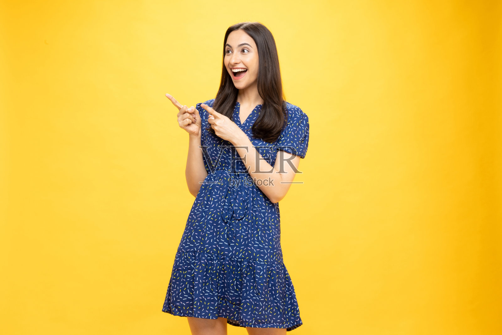 迷人的漂亮的人兴奋的肖像穿着复古孤立的黄色背景股票照片照片摄影图片