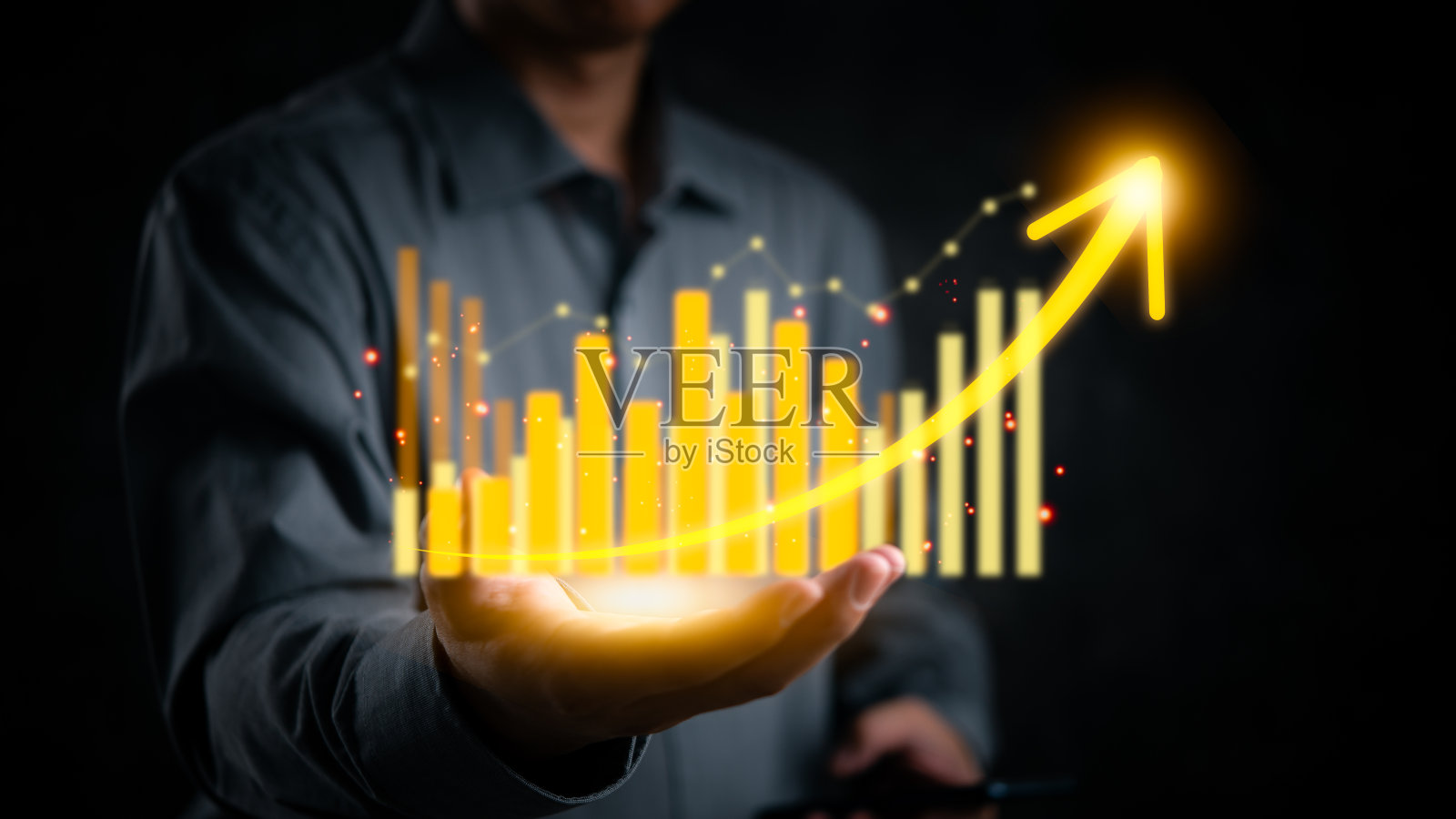 手持发光的增长图表，箭头向上，代表商业成功和财务增长。适用于市场分析、投资策略、企业演示。照片摄影图片