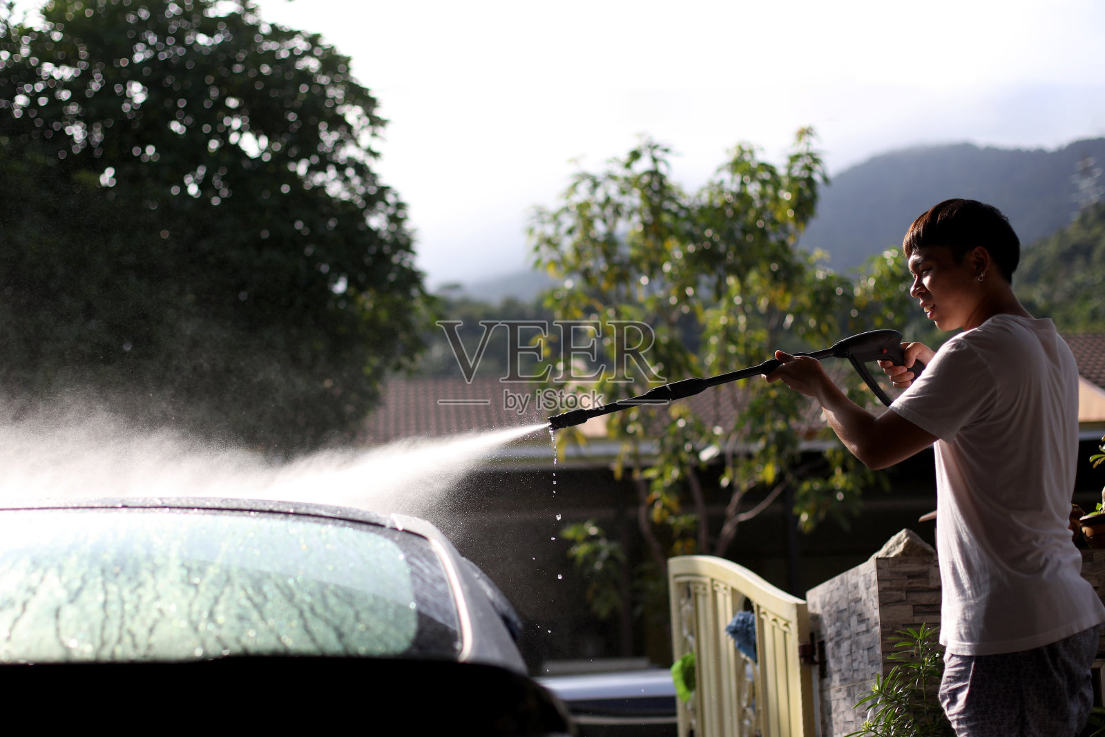 在家洗车照片摄影图片