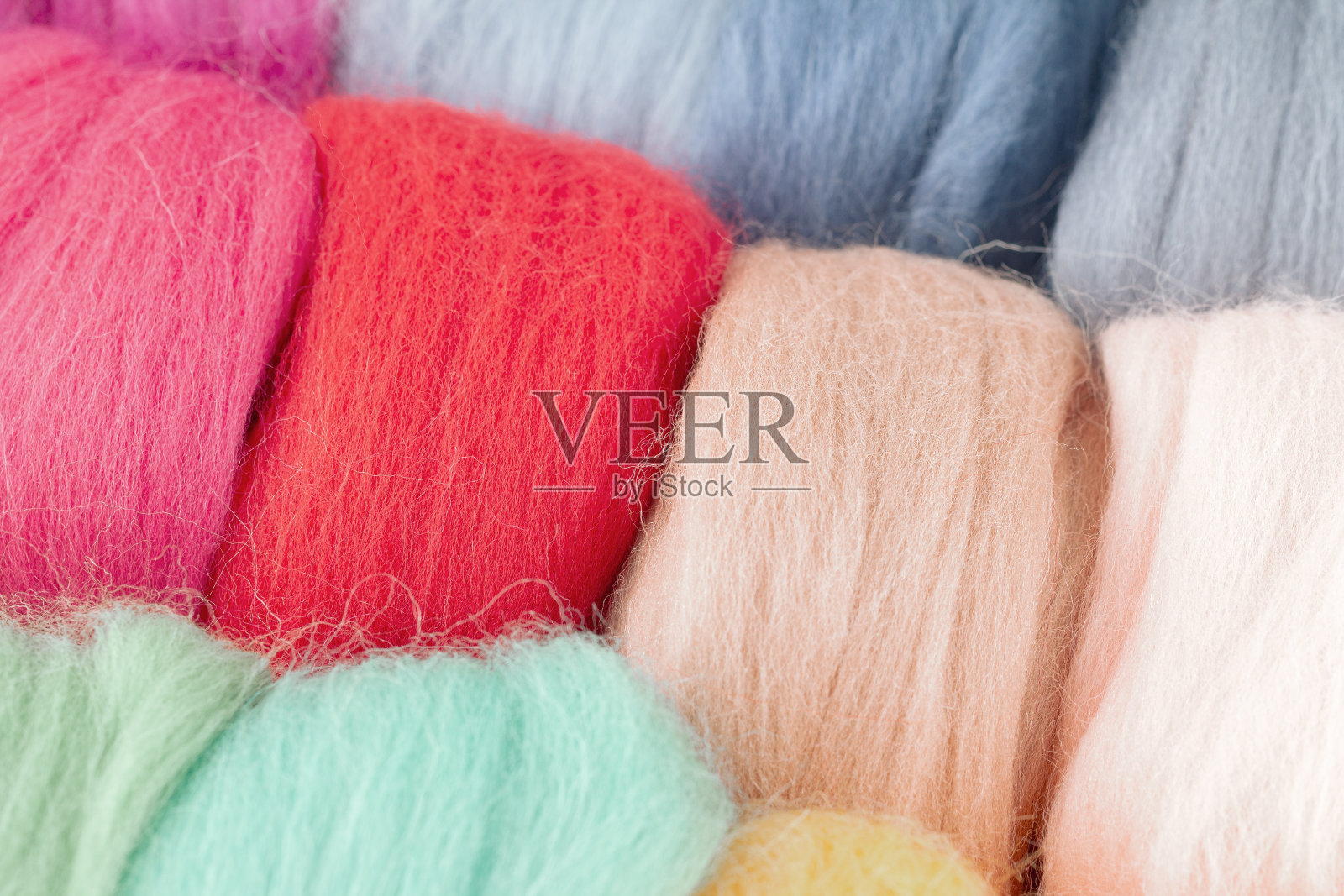 羊毛纤维、美利奴羊毛颜色各异，色彩鲜艳，适合手工制作、针织编织和绘画制作，选择性重点突出照片摄影图片