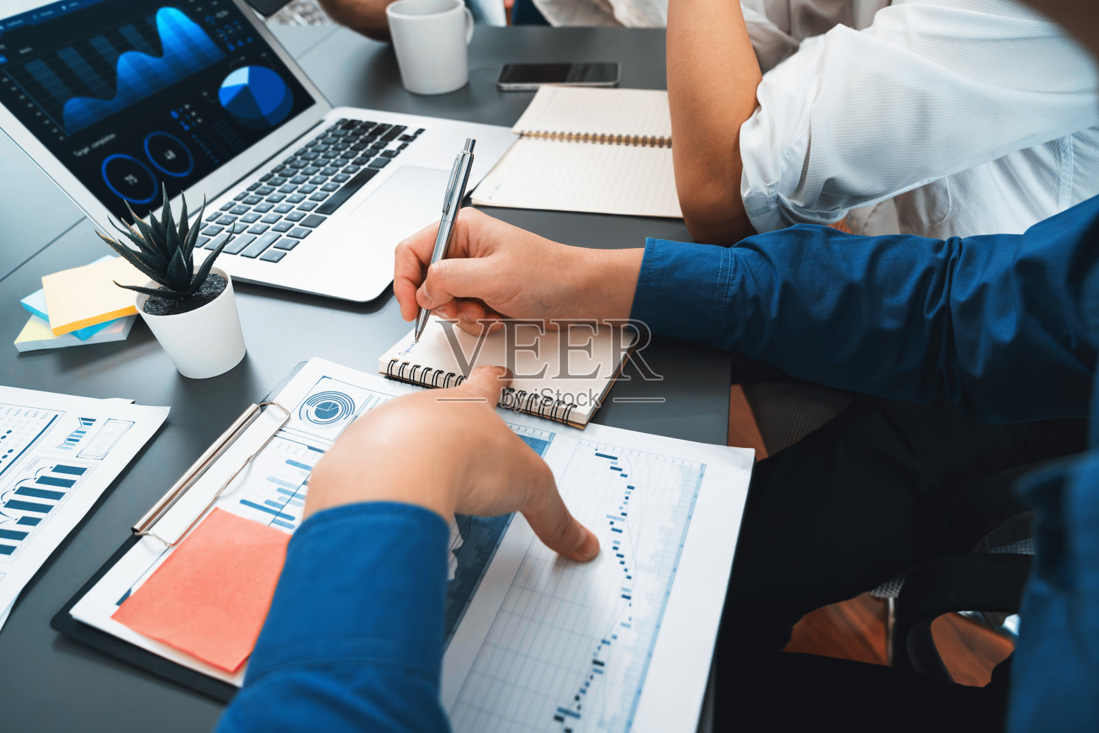 数据分析团队的办公室工作人员在Bi仪表板上协作。谨慎的照片摄影图片