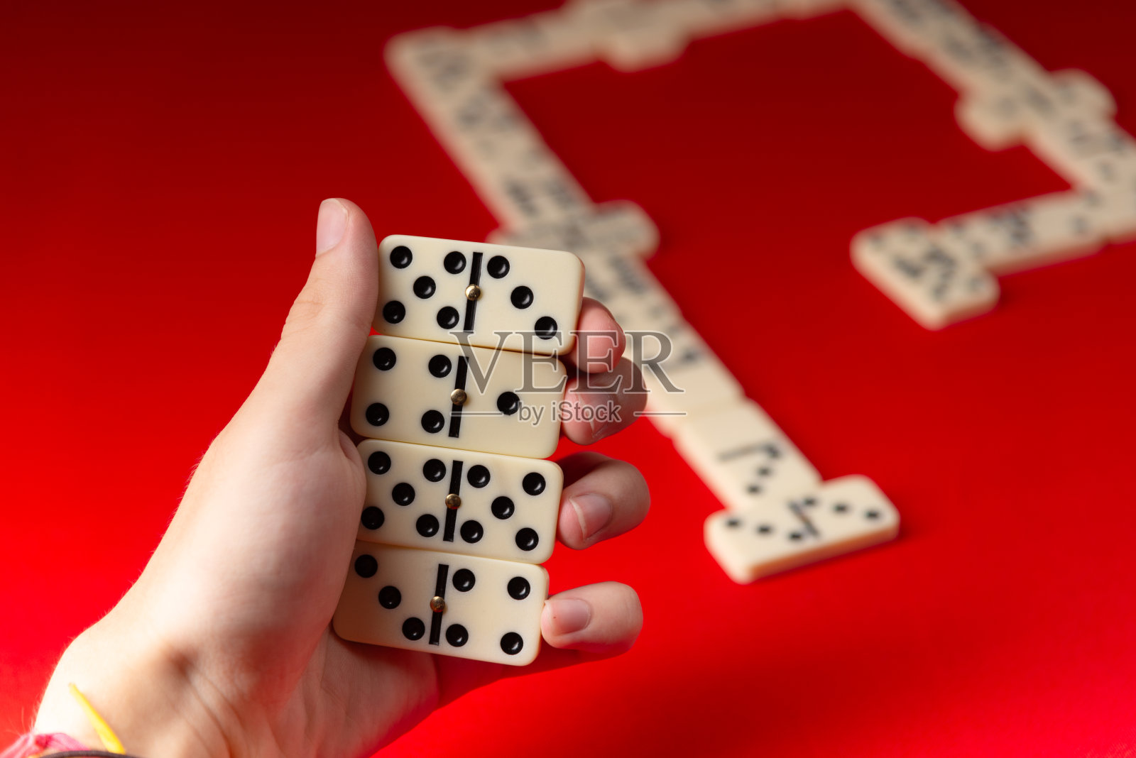 多米诺骨牌玩家持有矩形数字亚克力片。棋盘游戏。照片摄影图片