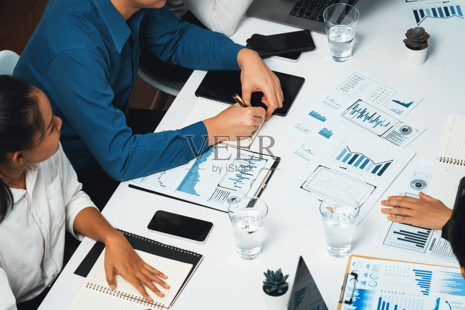 分析团队利用BI Fintech分析财务数据。谨慎的照片摄影图片