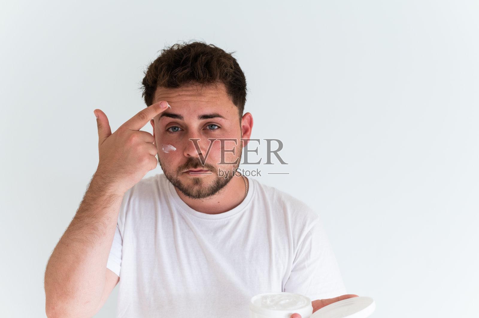 男士在脸上涂面霜照片摄影图片