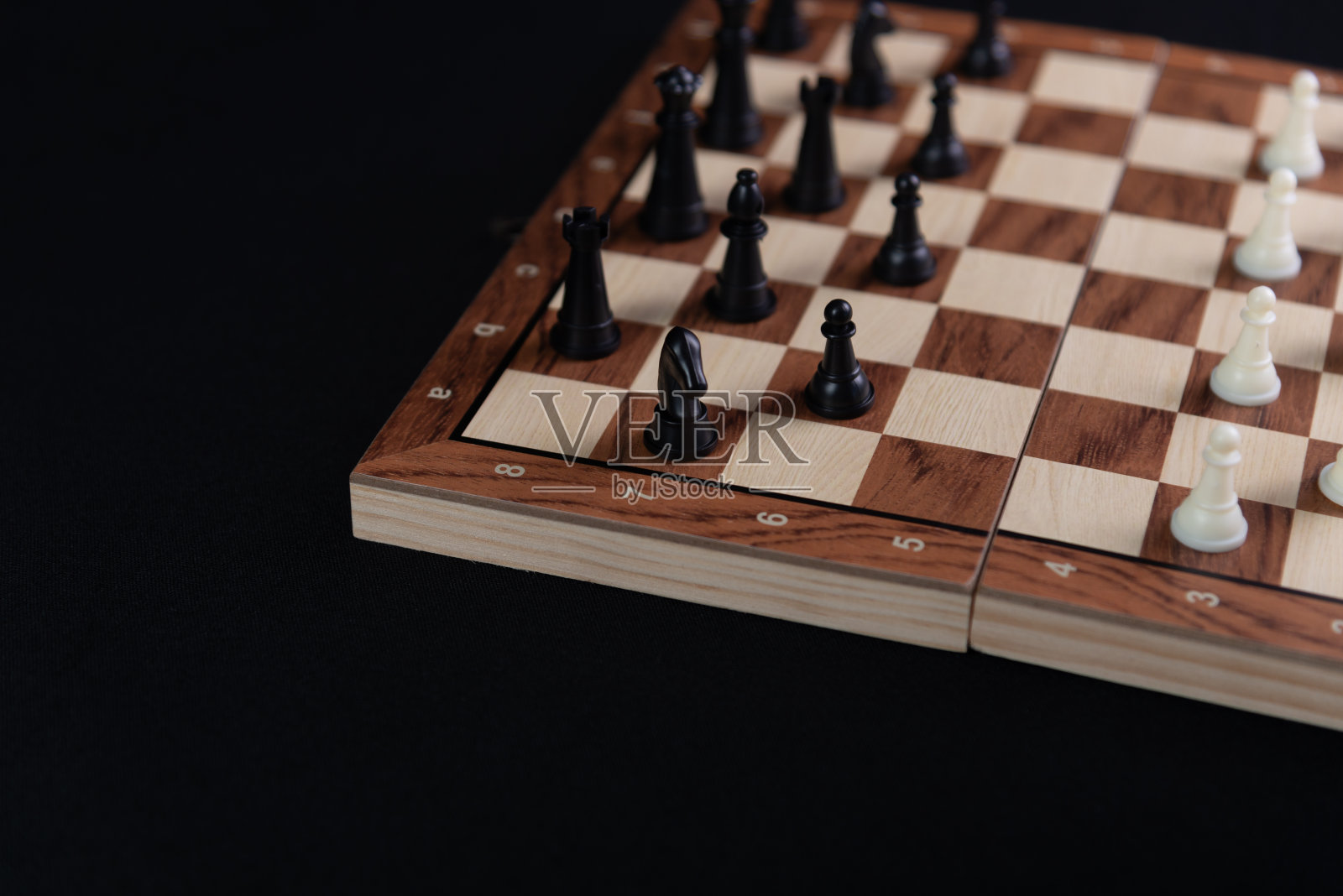 有棋子的棋盘。国王，王后，象，骑士骑士，车，黑底兵。照片摄影图片